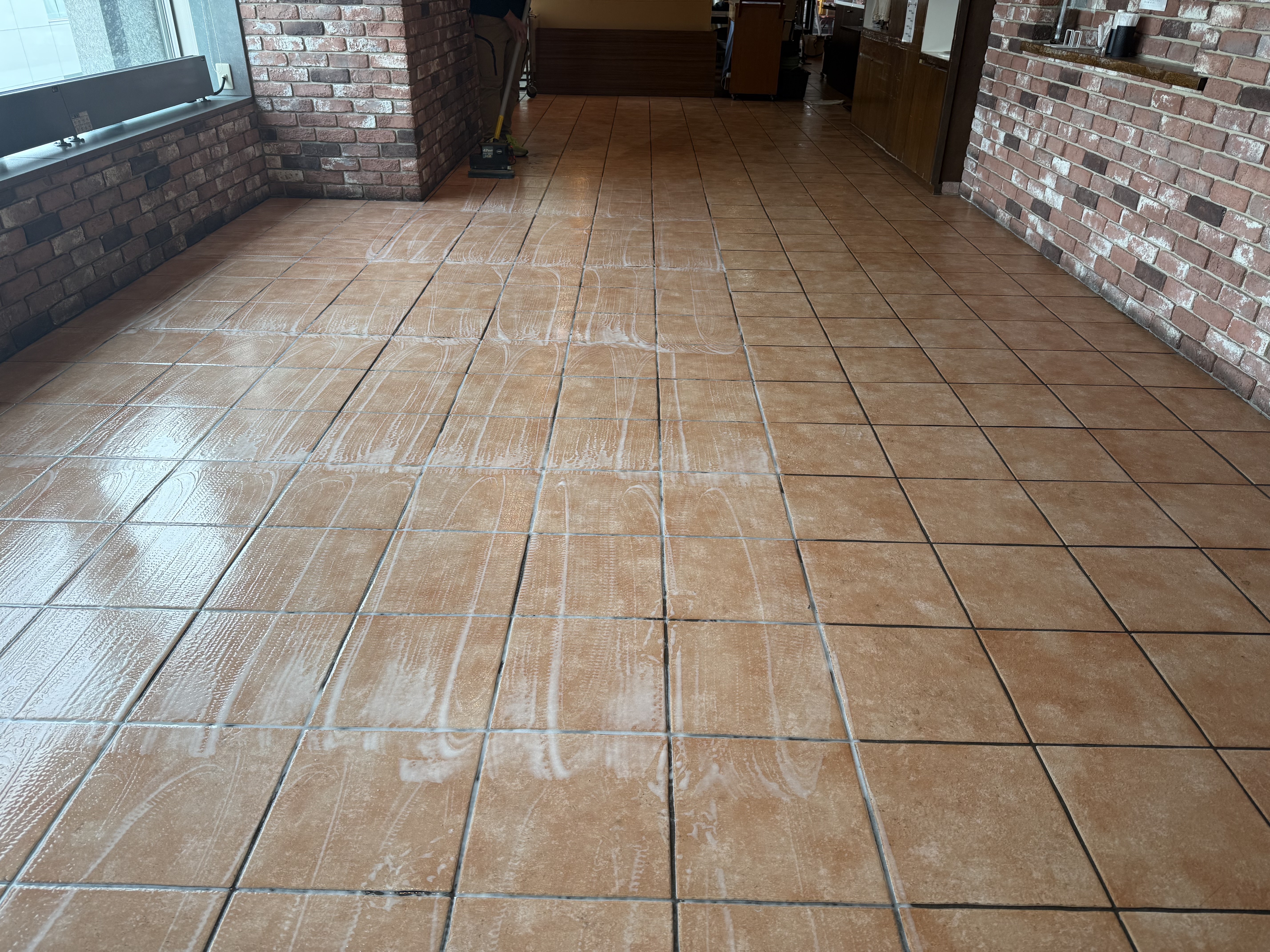 岩手県盛岡市盛岡駅前西通の飲食店清掃の作業前1