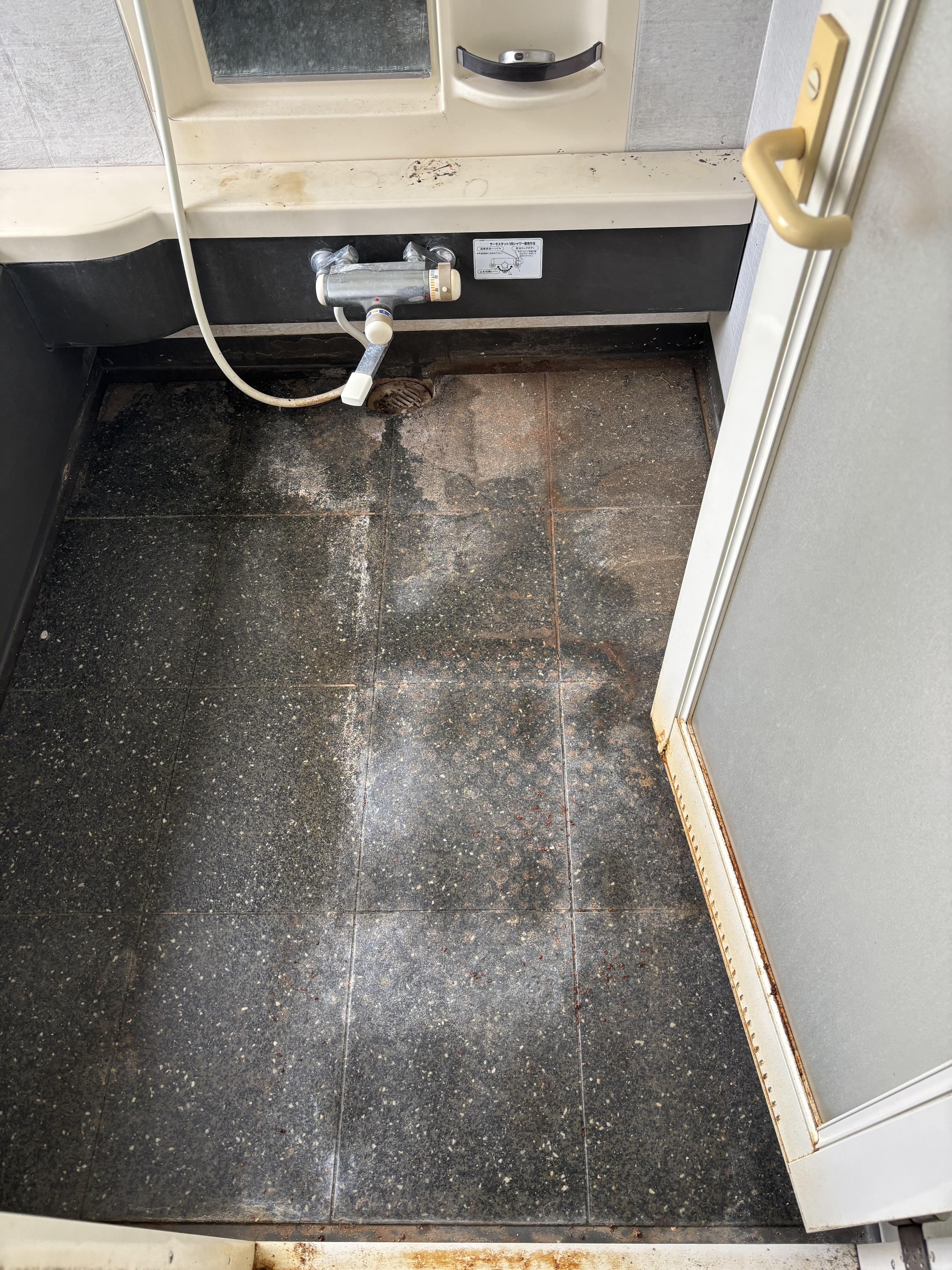 神奈川県平塚市の浴室・お風呂クリーニングの作業前1