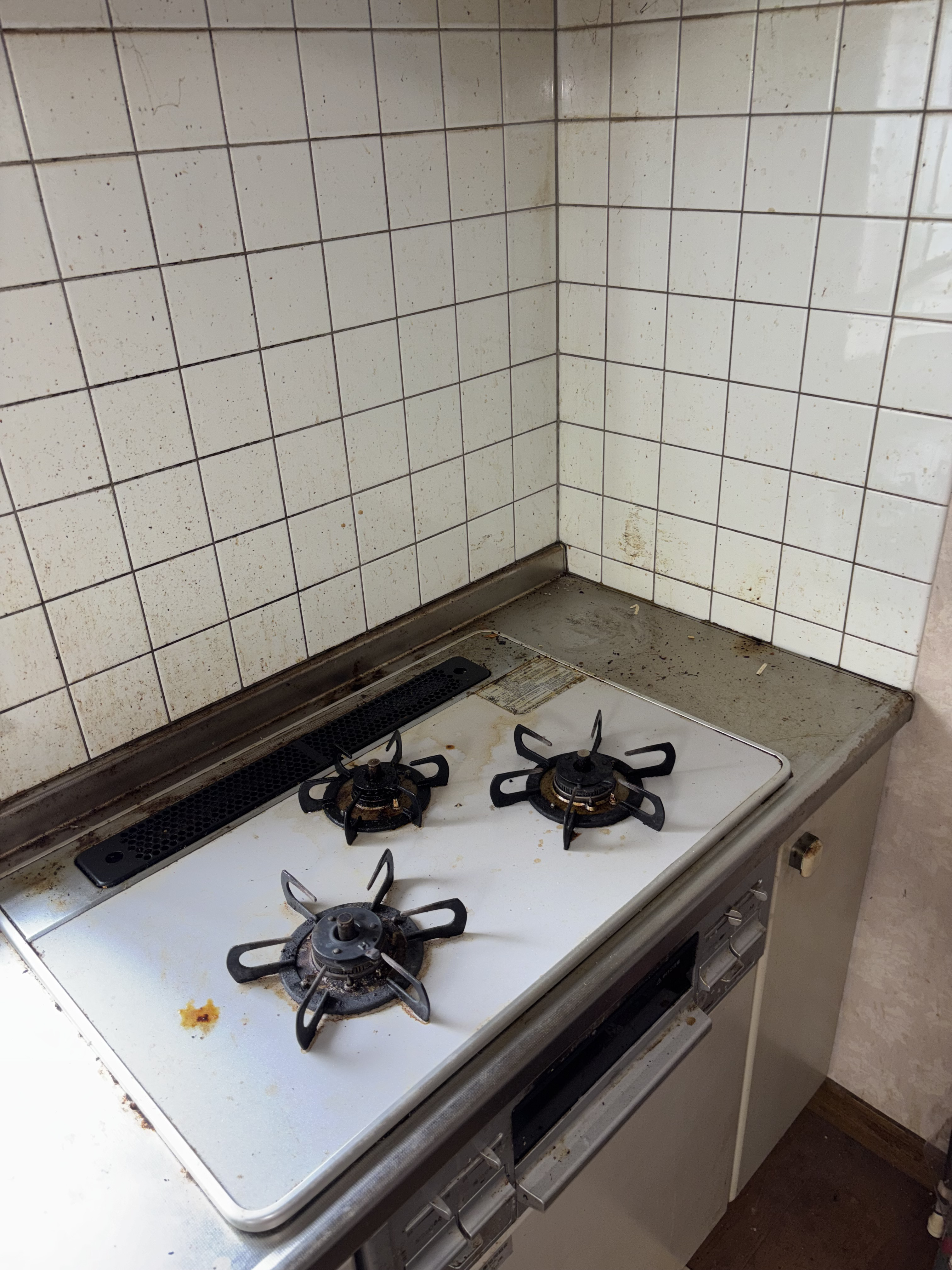 神奈川県平塚市の浴室・お風呂クリーニングの作業前2