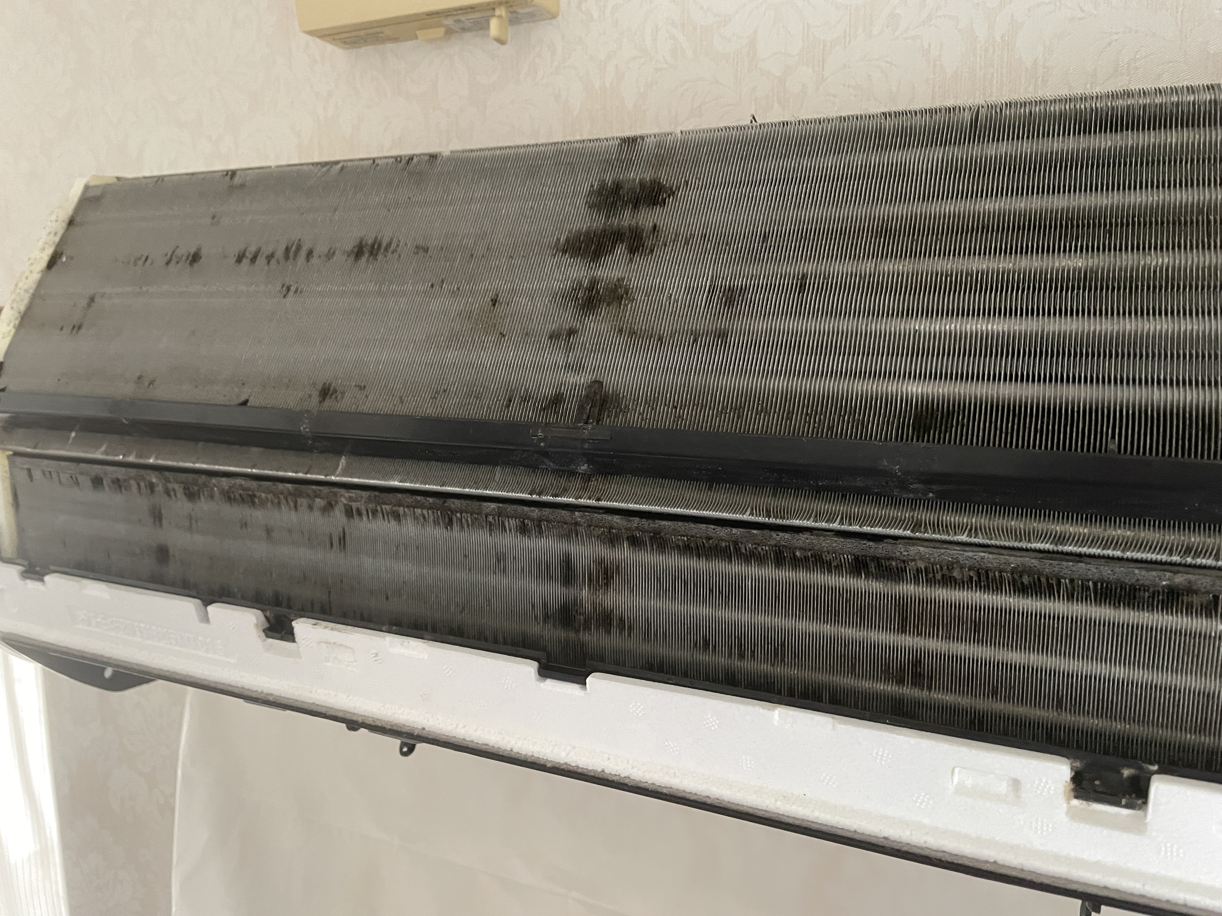 神奈川県横浜市南区の壁掛けエアコンの作業前2