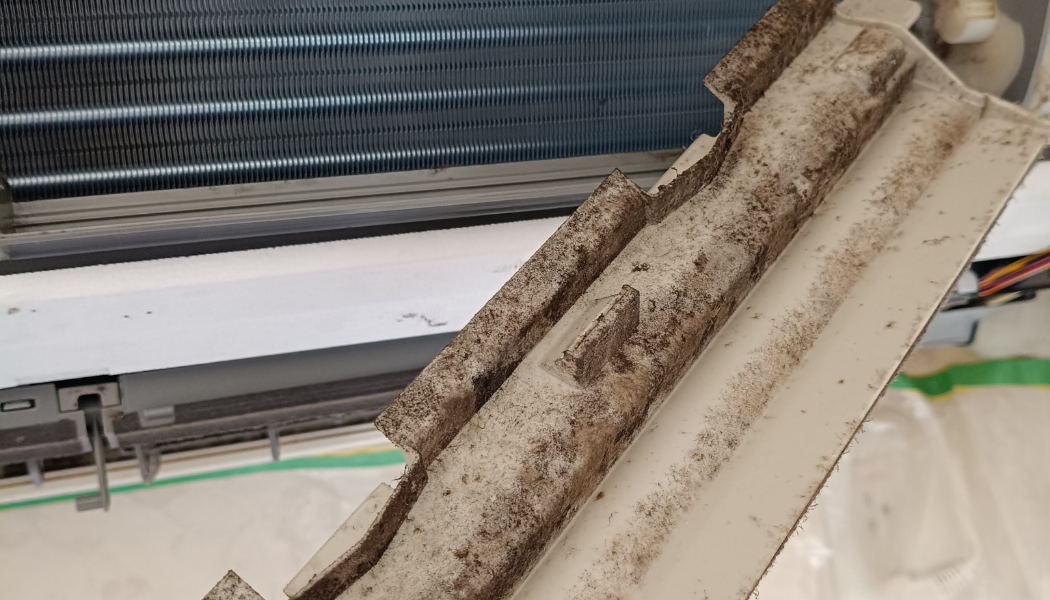 愛知県東海市のお掃除機能付きエアコンの作業前2