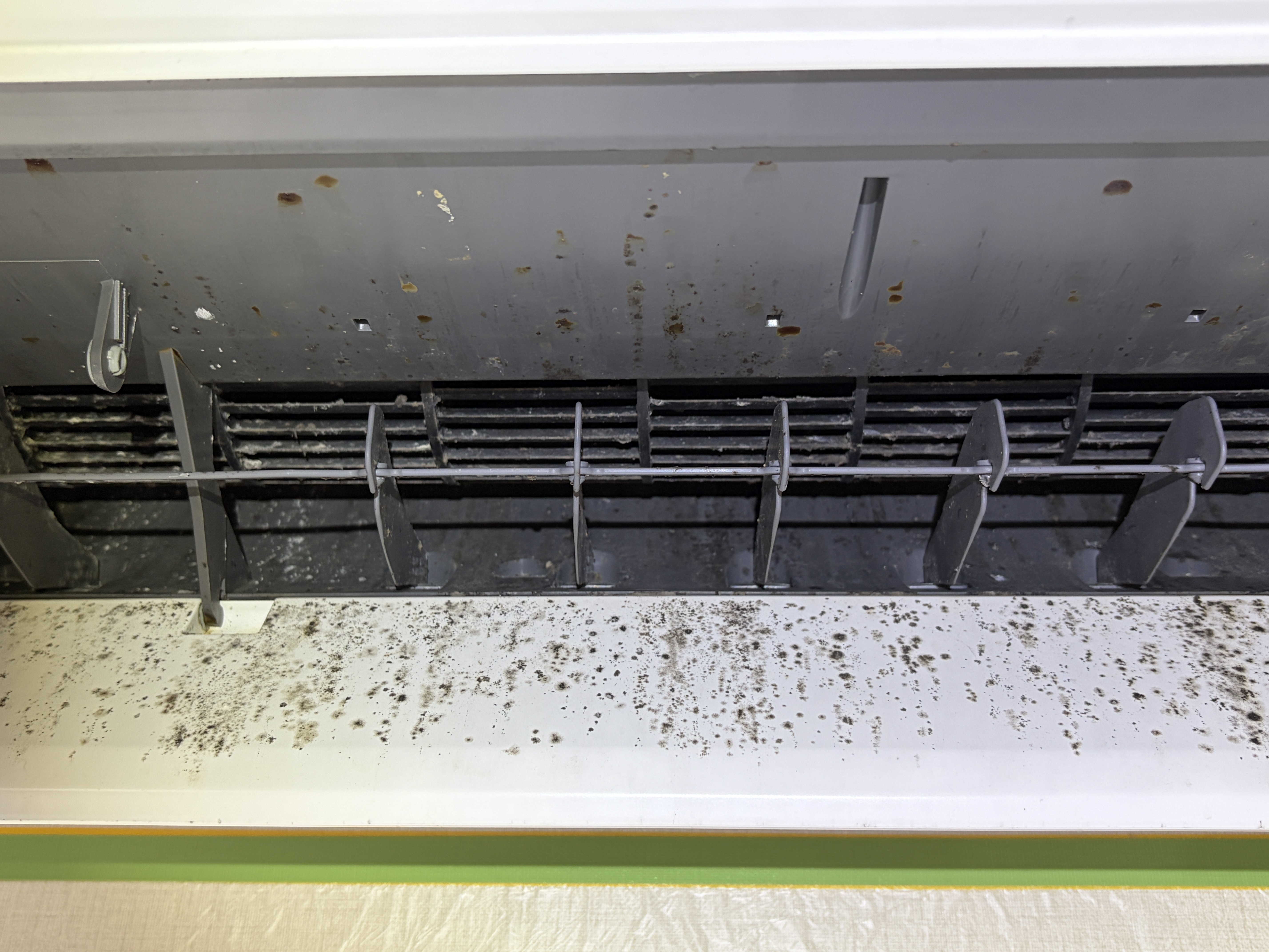 兵庫県川西市猪名川町のお掃除機能付きエアコンの作業前2