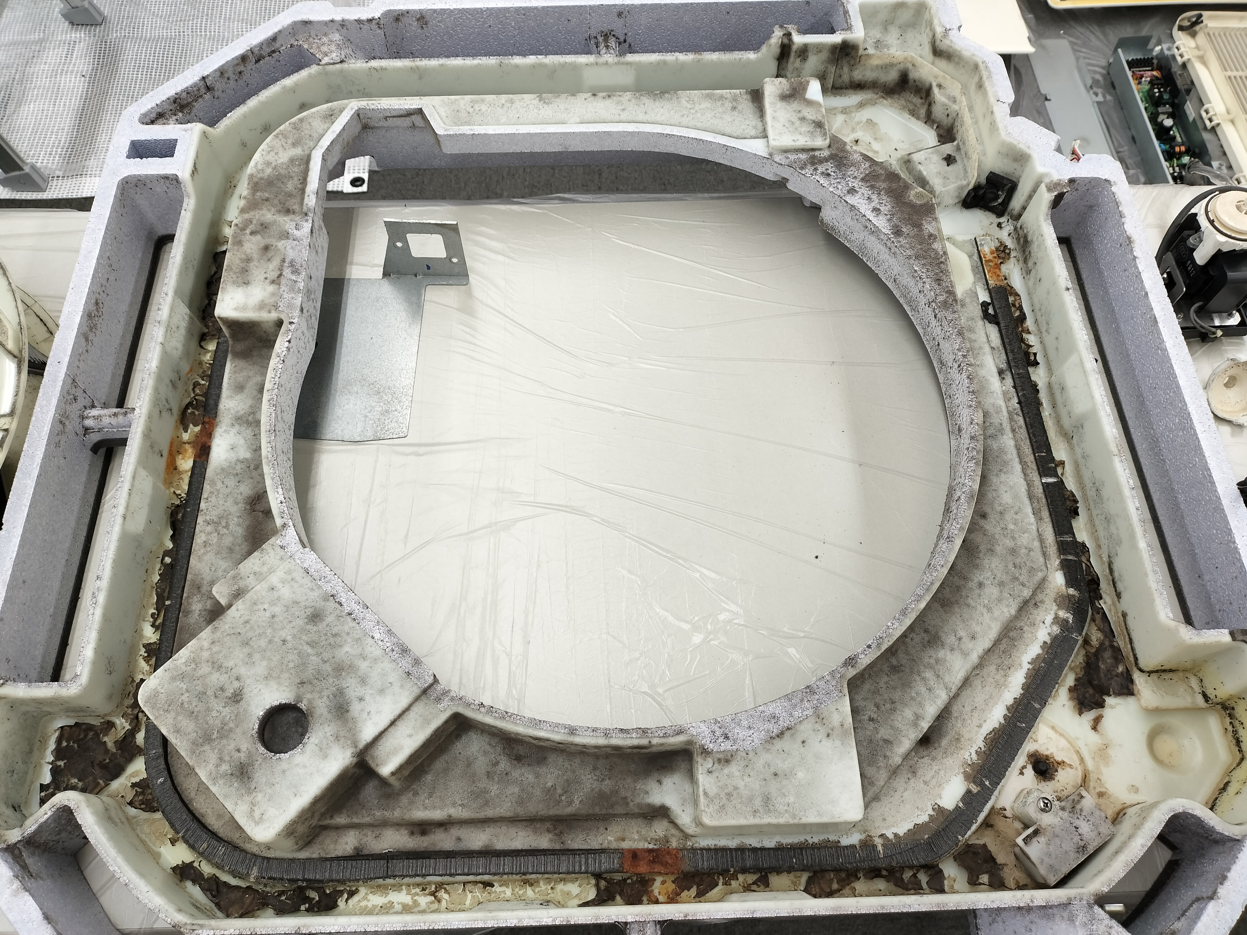 千葉県我孫子市天王台の業務用天井埋め込みエアコンの作業前1