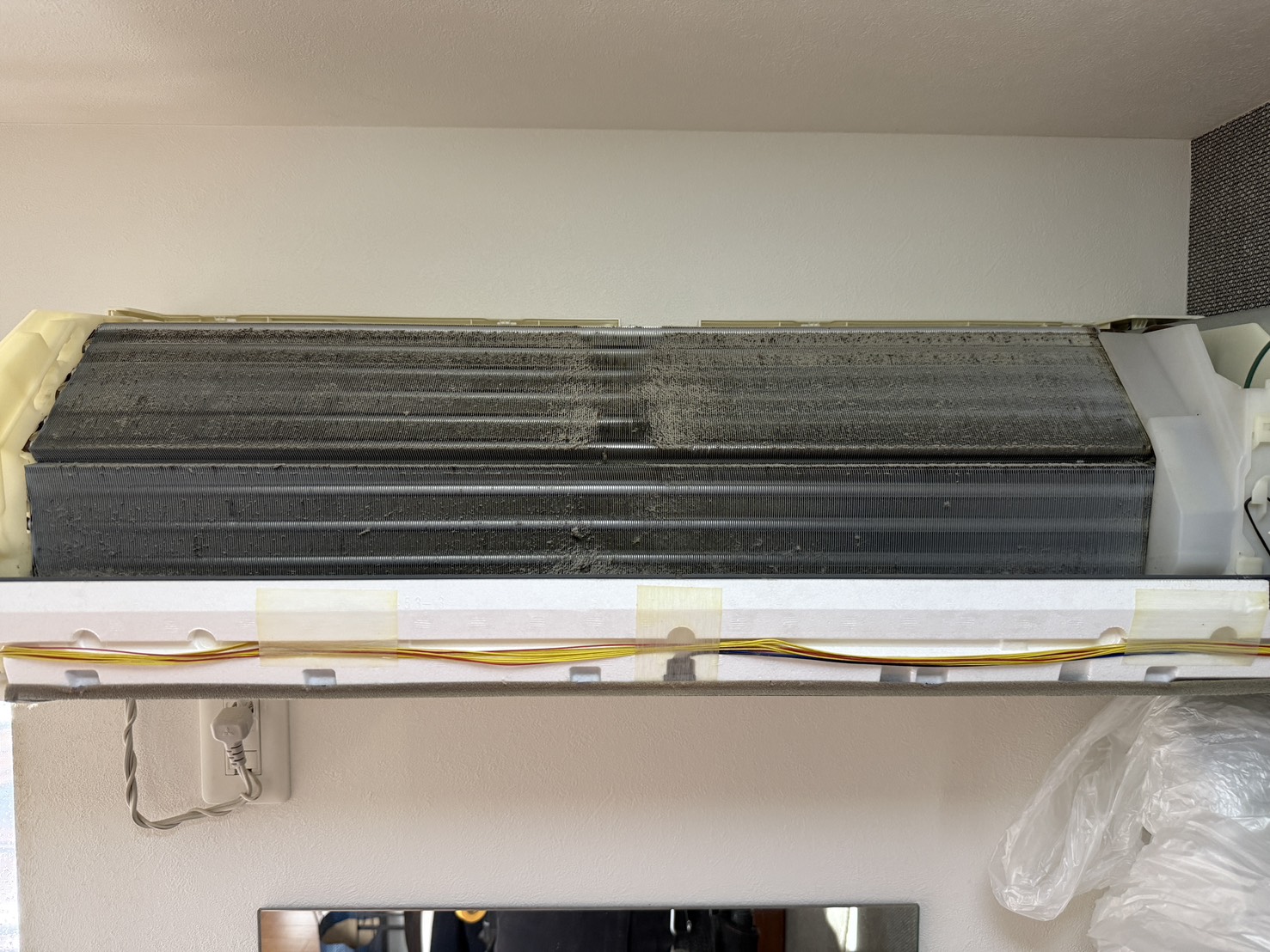 東京都荒川区西尾久の壁掛けエアコンの作業前1