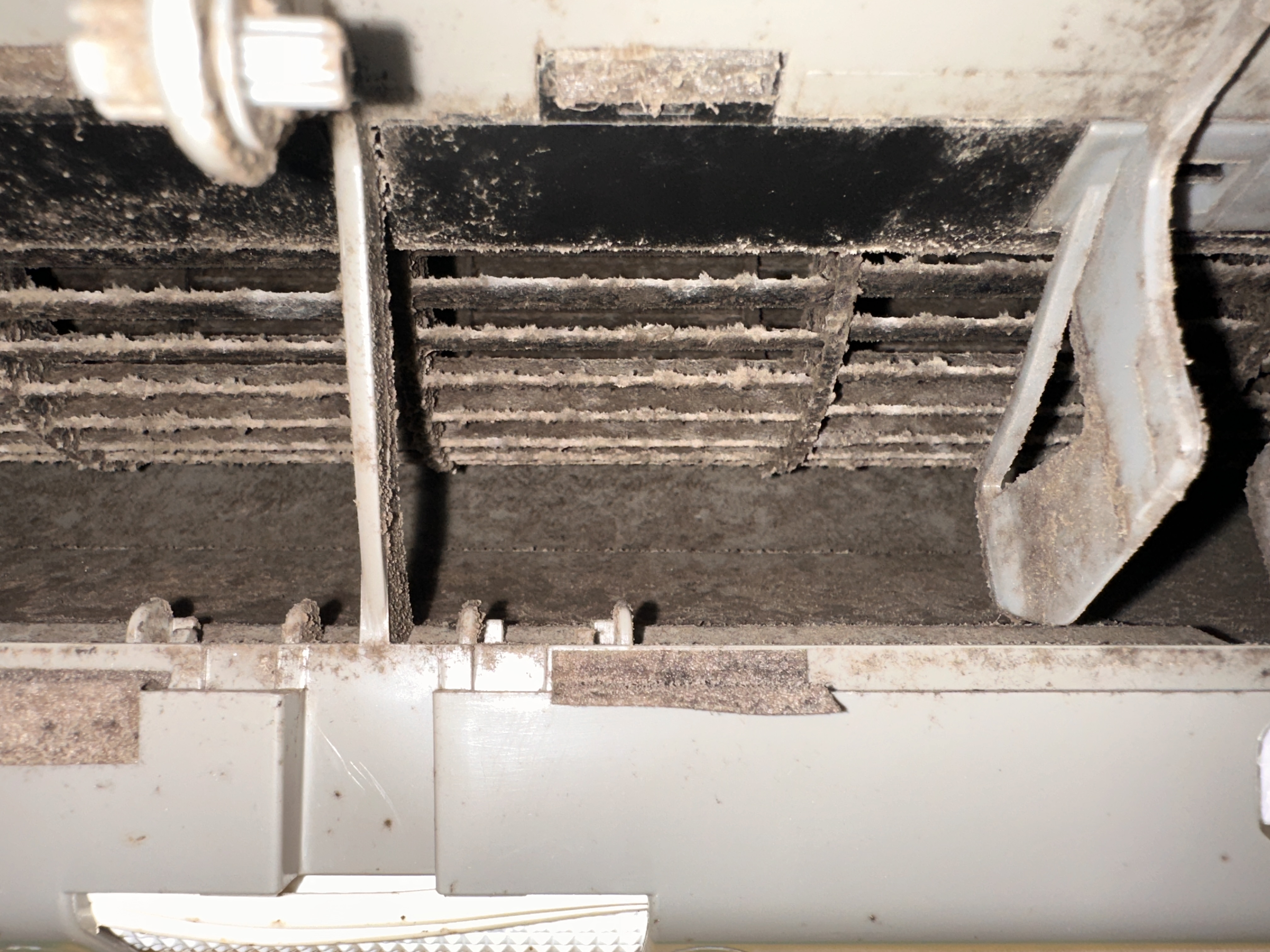 三重県志摩市浜島町の壁掛けエアコンの作業前2