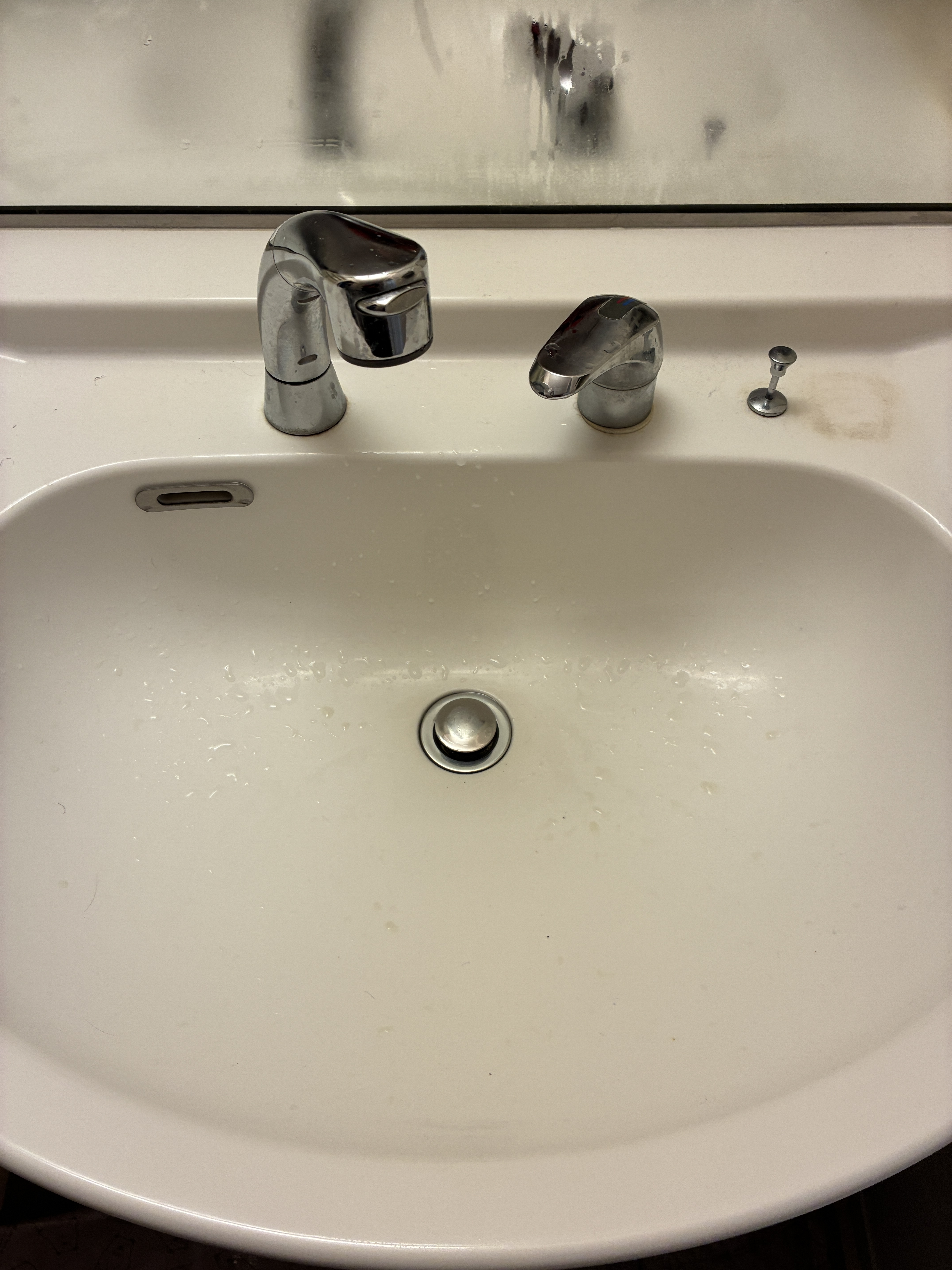 大阪府大阪市東淀川区の洗面所クリーニングの作業前1