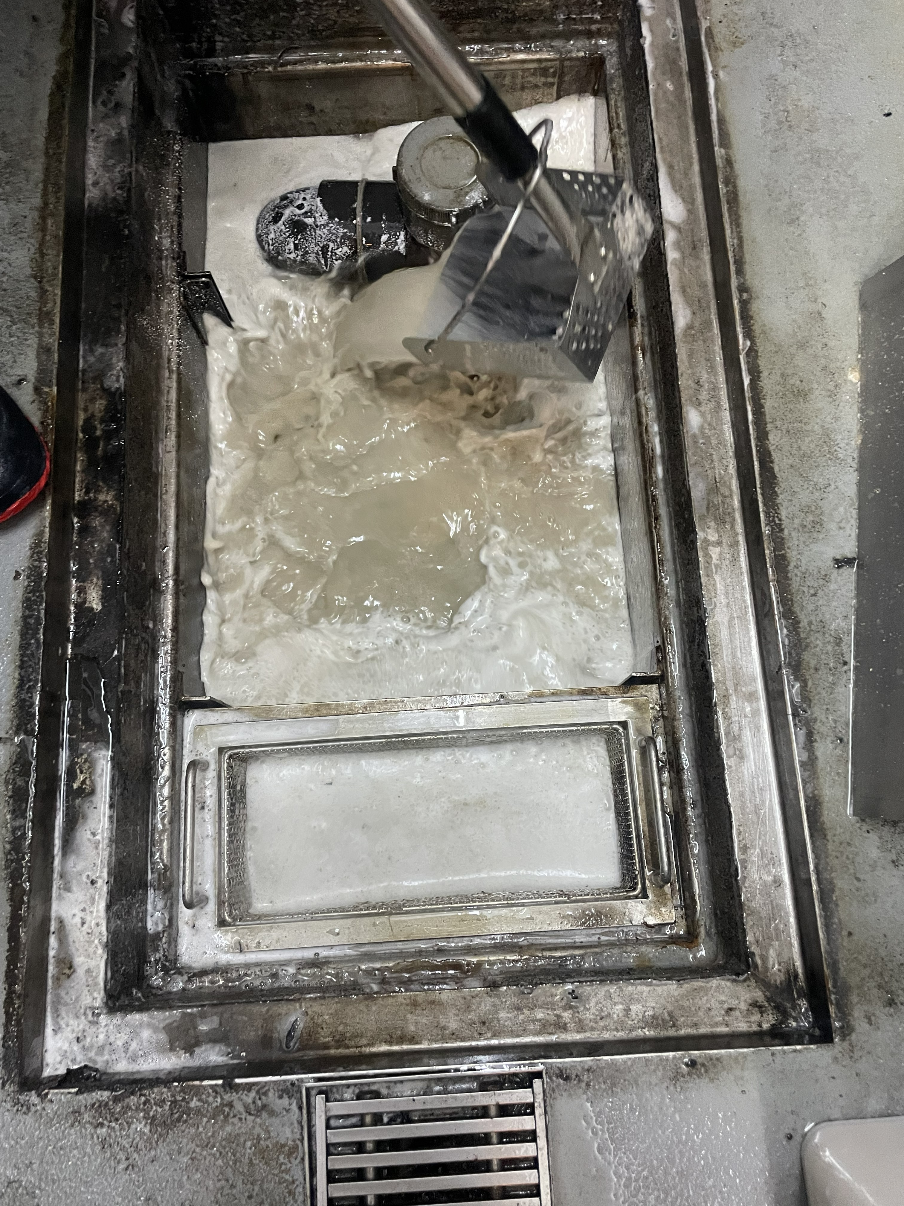 神奈川県横浜市青葉区あざみ野の飲食店清掃の作業前1