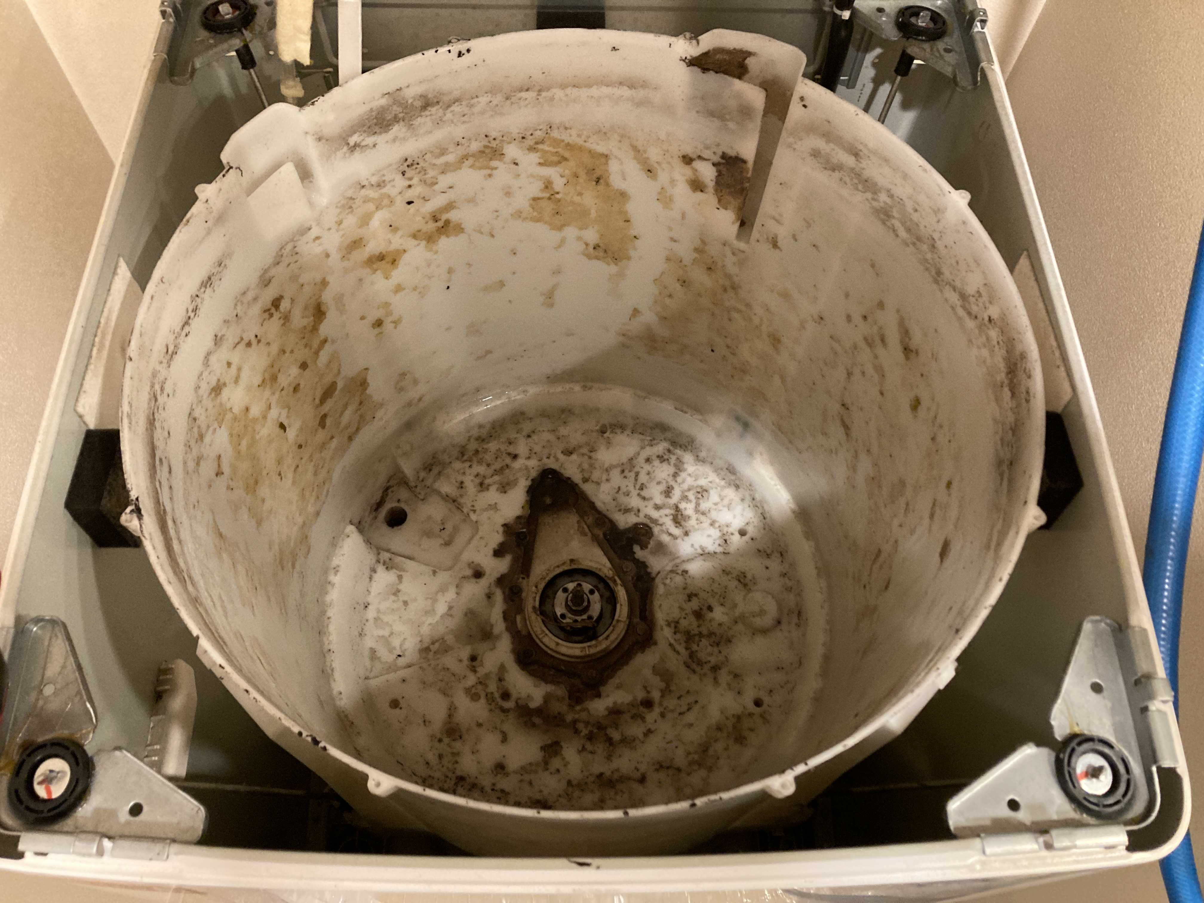 京都府京都市右京区西院高田町の洗濯機分解クリーニングの作業前2