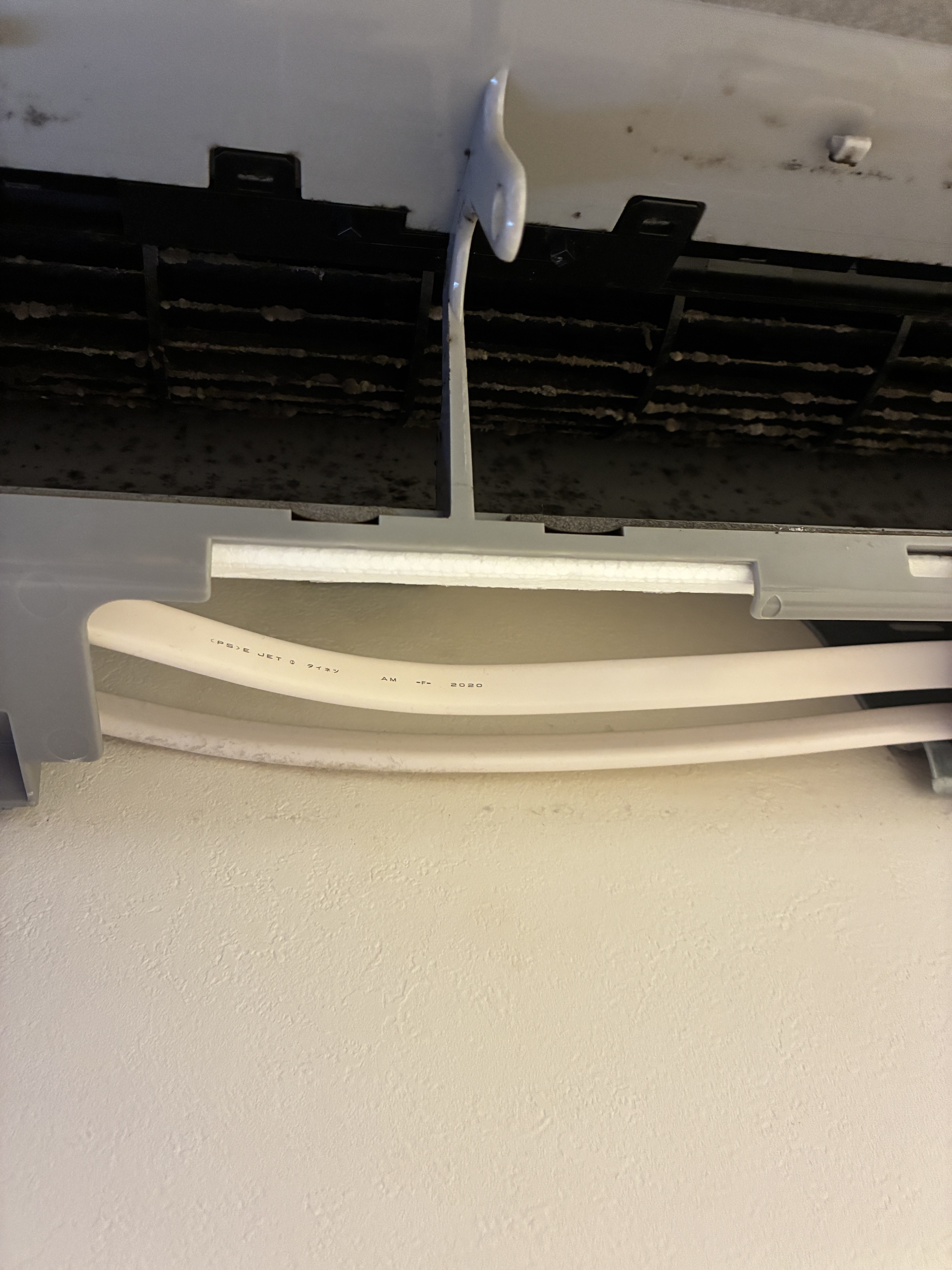 大阪府東大阪市の壁掛けエアコンの作業前1