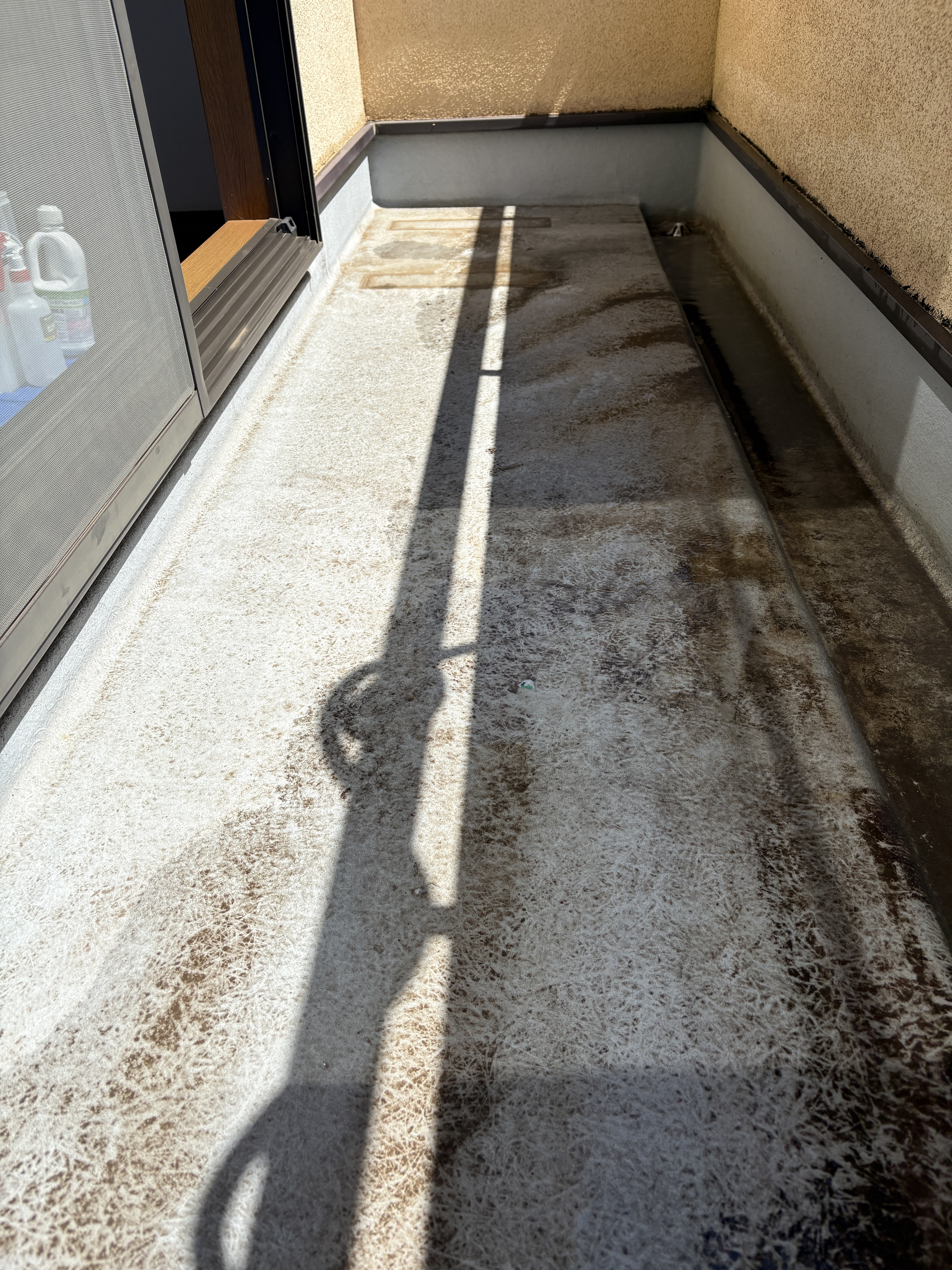 千葉県八千代市のベランダ・バルコニークリーニングの作業前1