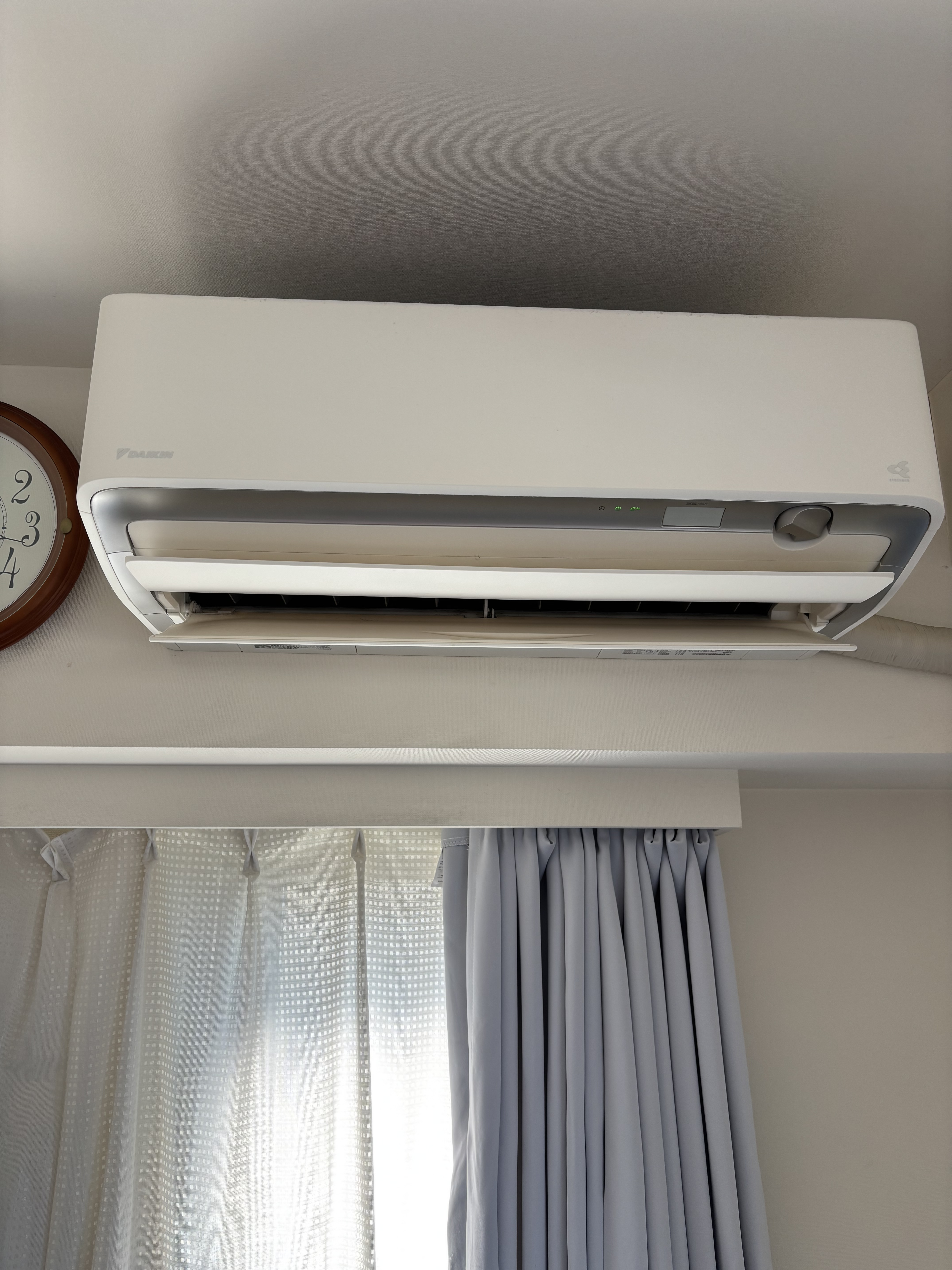 神奈川県藤沢市のお掃除機能付きエアコンの作業前1