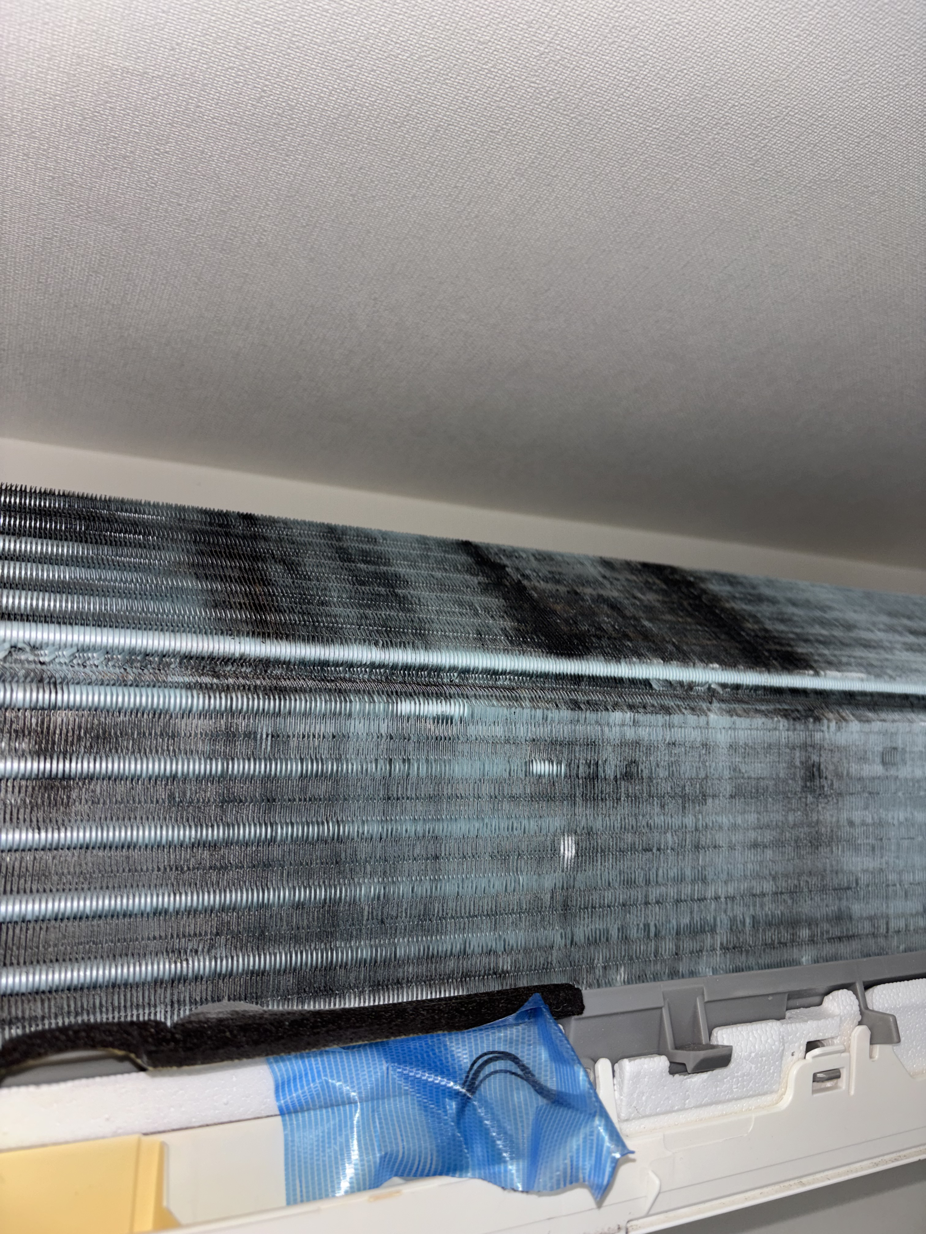 神奈川県藤沢市のお掃除機能付きエアコンの作業前2