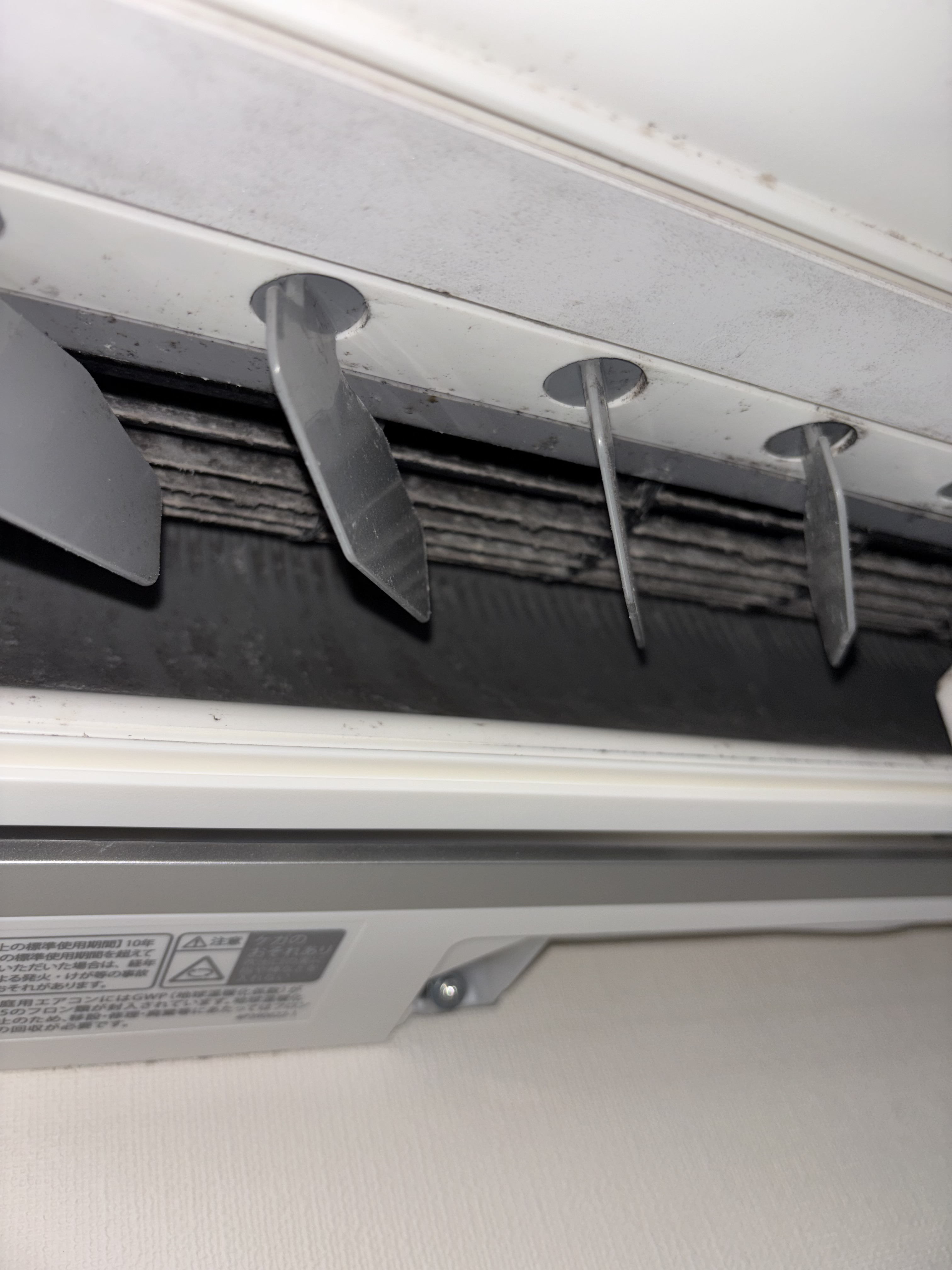 神奈川県藤沢市のお掃除機能付きエアコンの作業前3