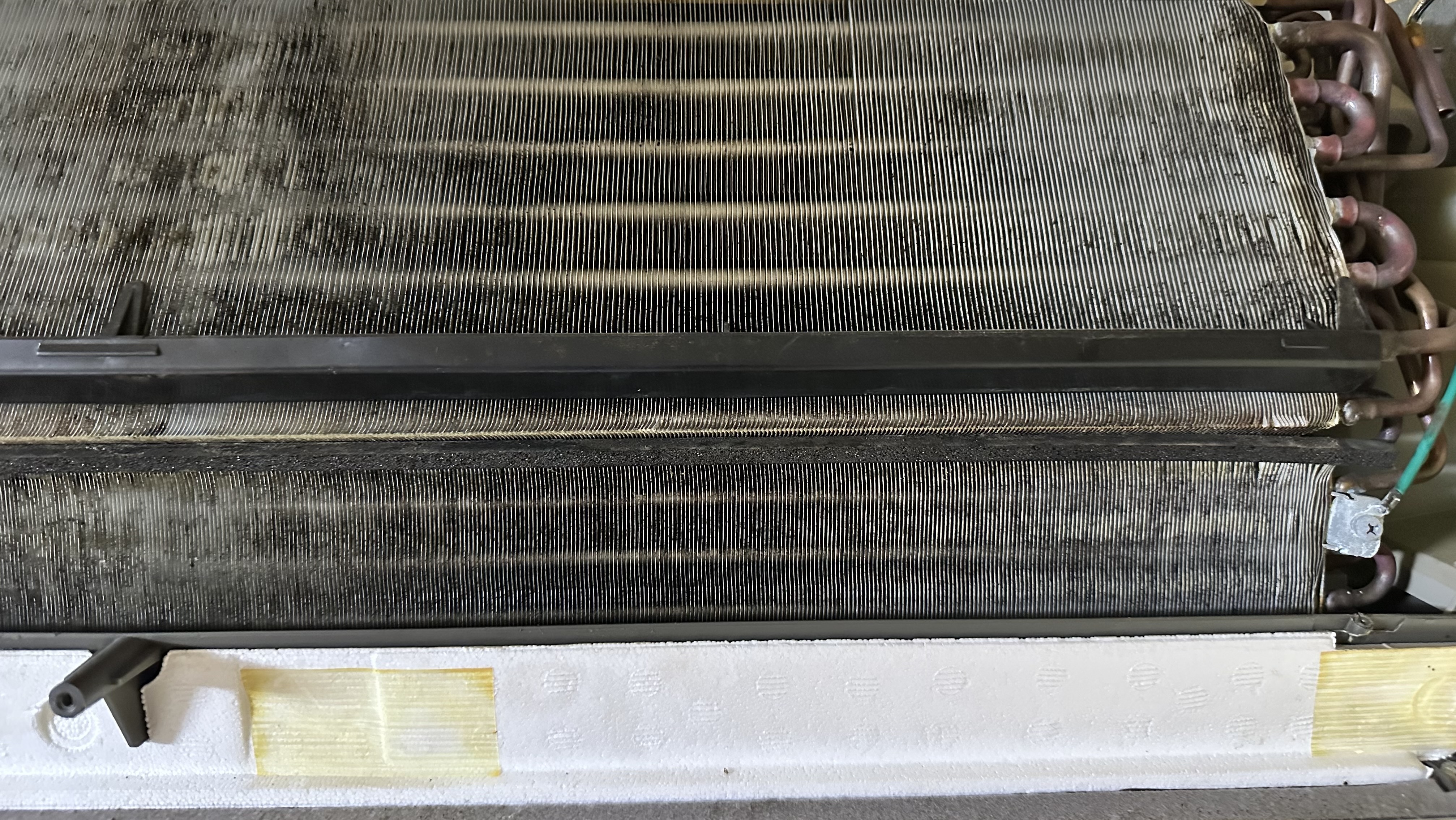 愛知県春日井市のお掃除機能付きエアコンの作業前2