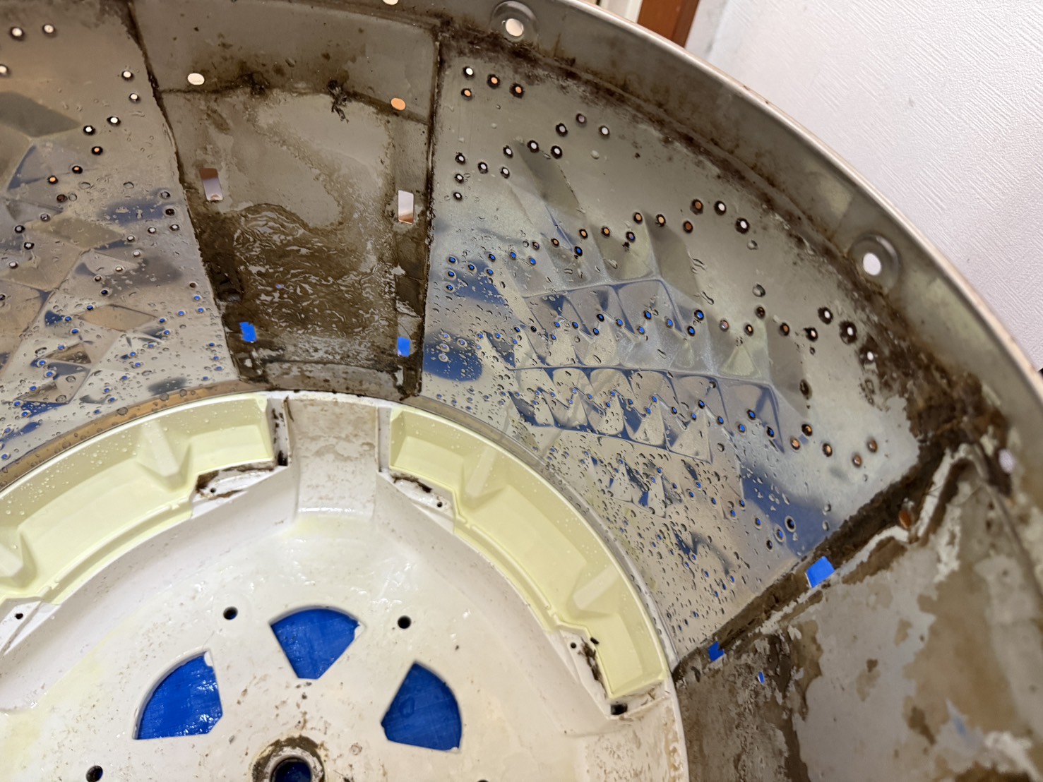 東京都足立区足立区の洗濯機分解クリーニングの作業前3