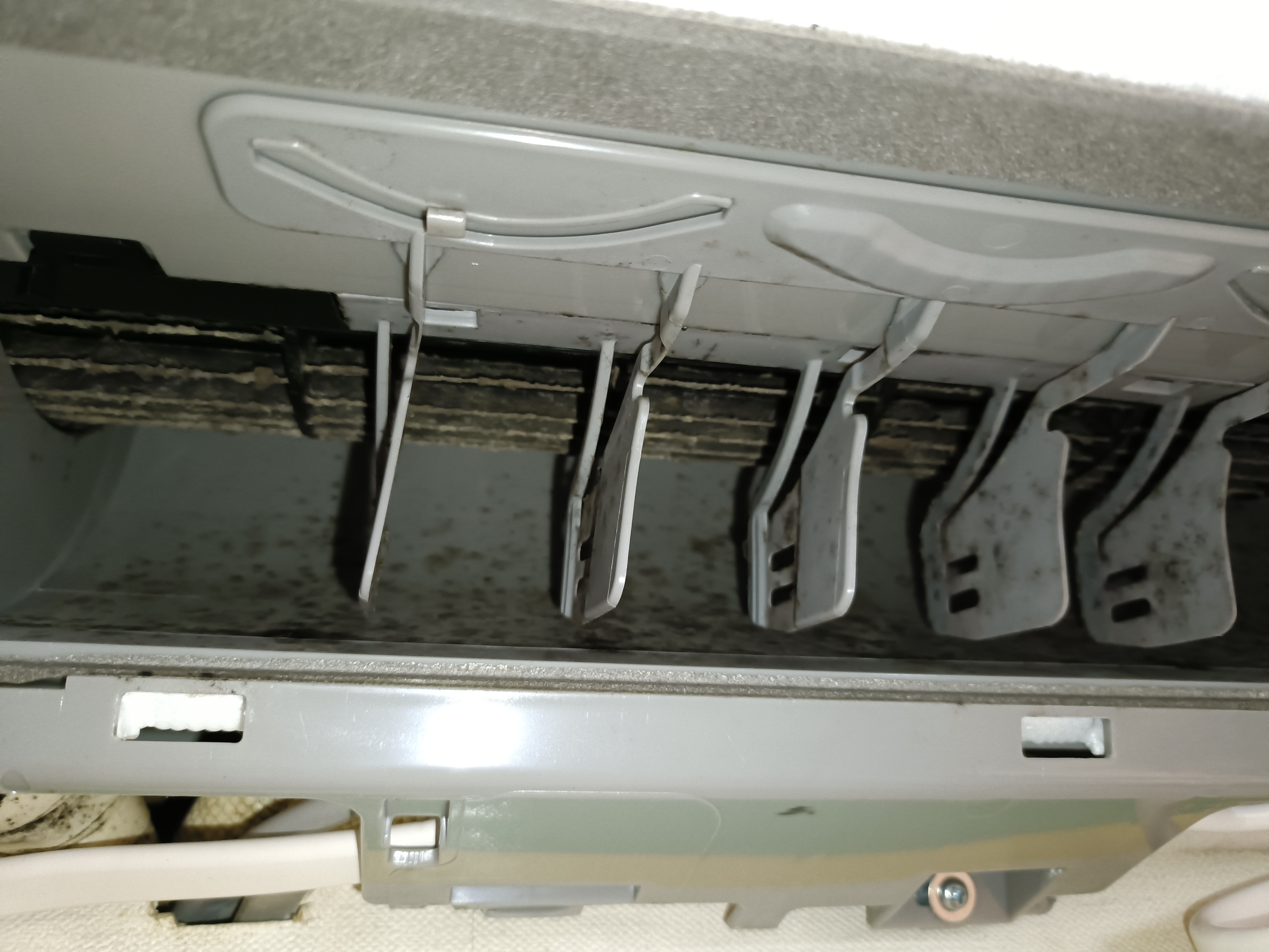 神奈川県相模原市南区上鶴間の壁掛けエアコンの作業前1