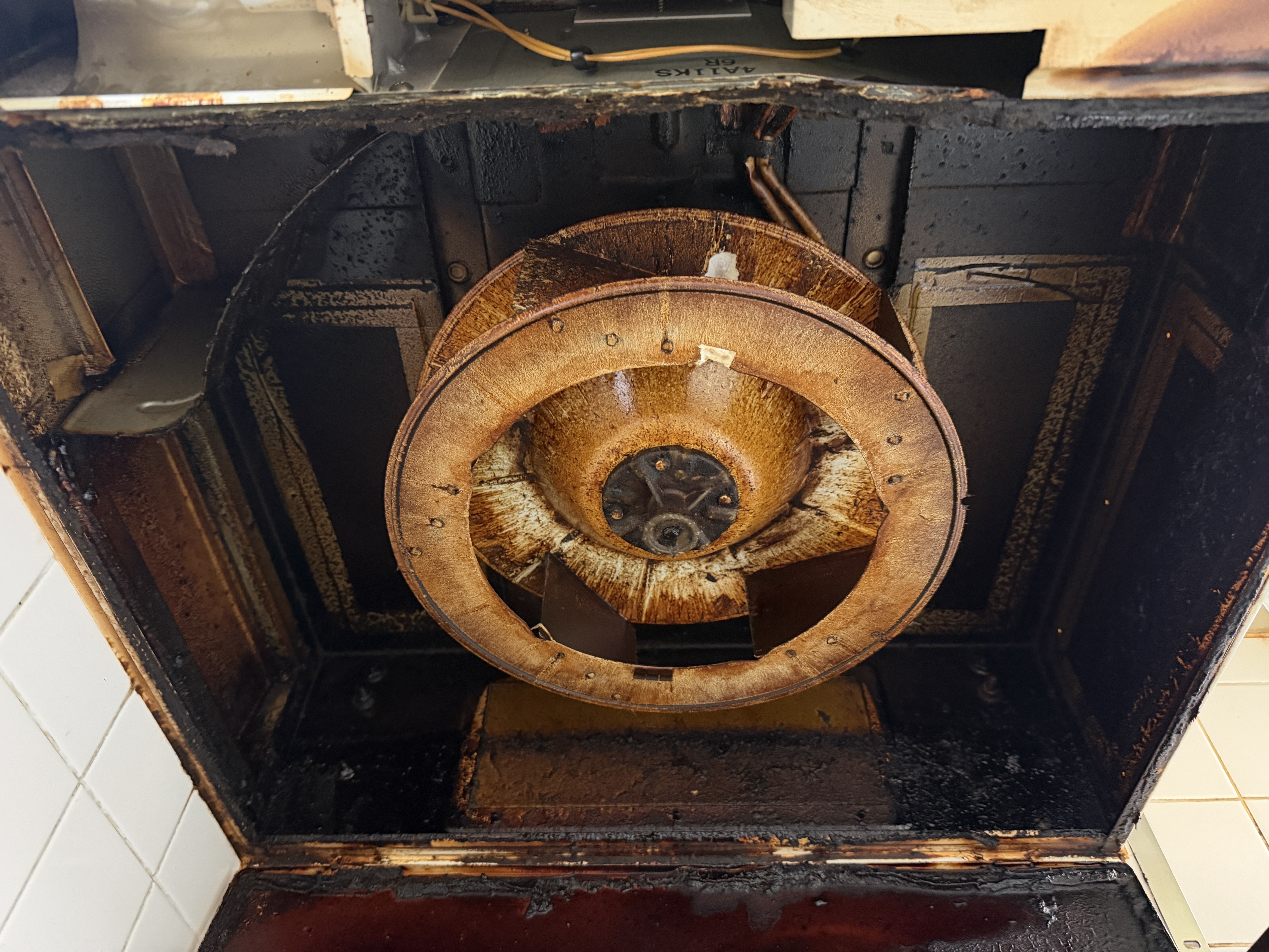 岩手県盛岡市のレンジフードクリーニングの作業前1