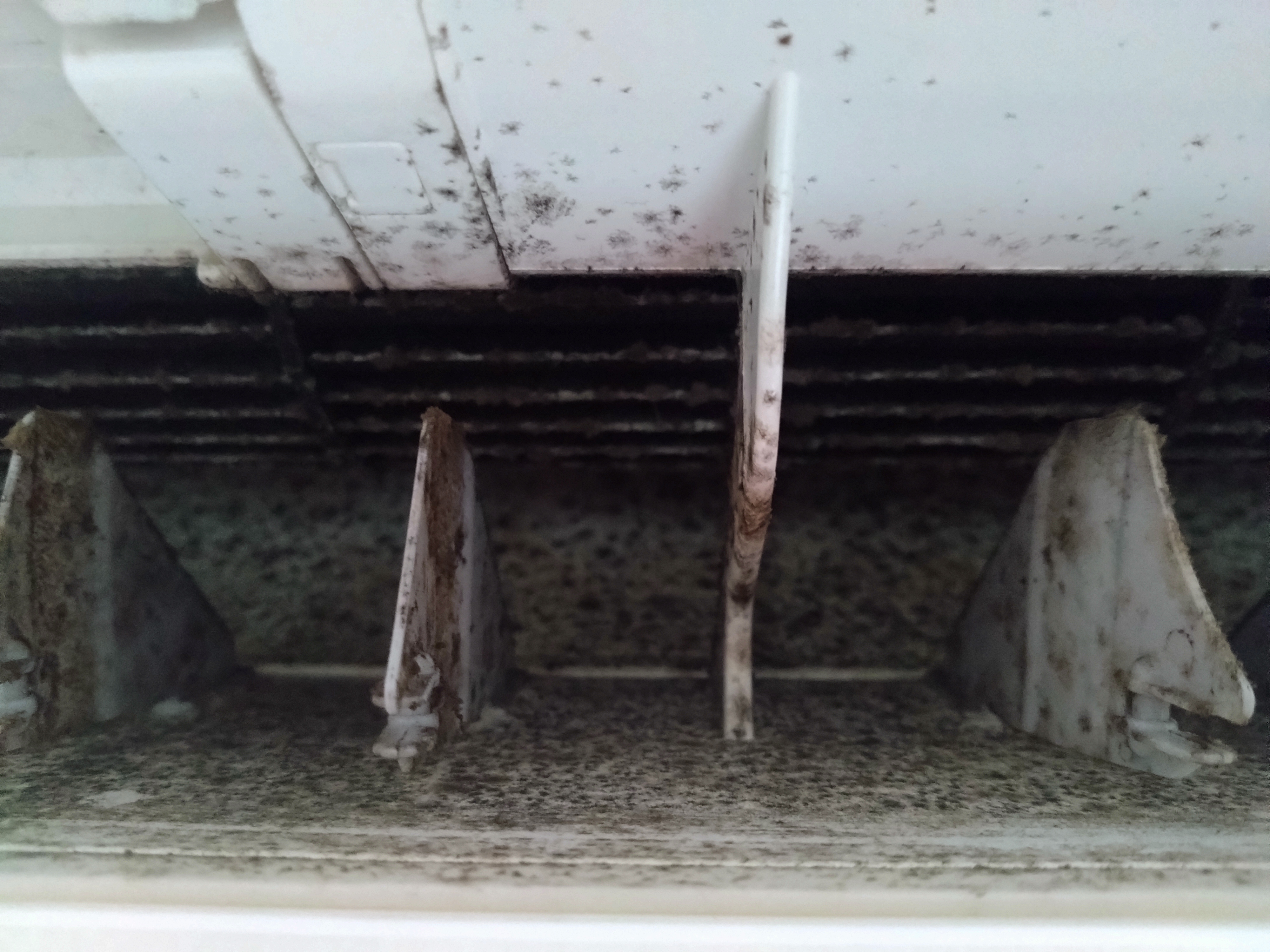 千葉県四街道市のお掃除機能付きエアコンの作業前1