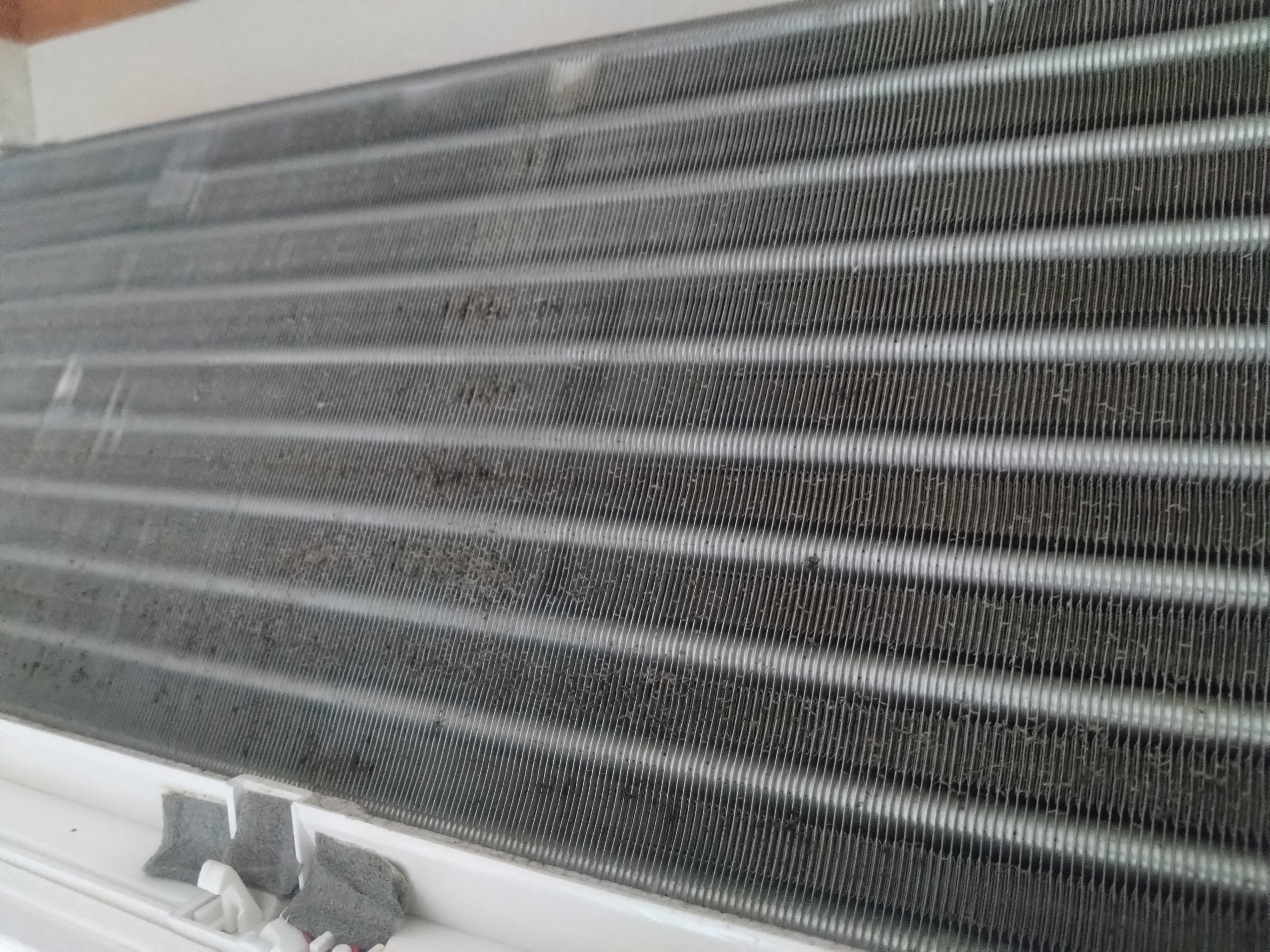 千葉県四街道市のお掃除機能付きエアコンの作業前2