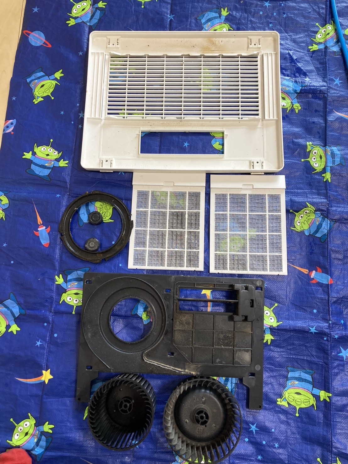 大阪府大阪市東淀川区の浴室乾燥機クリーニングの作業前2