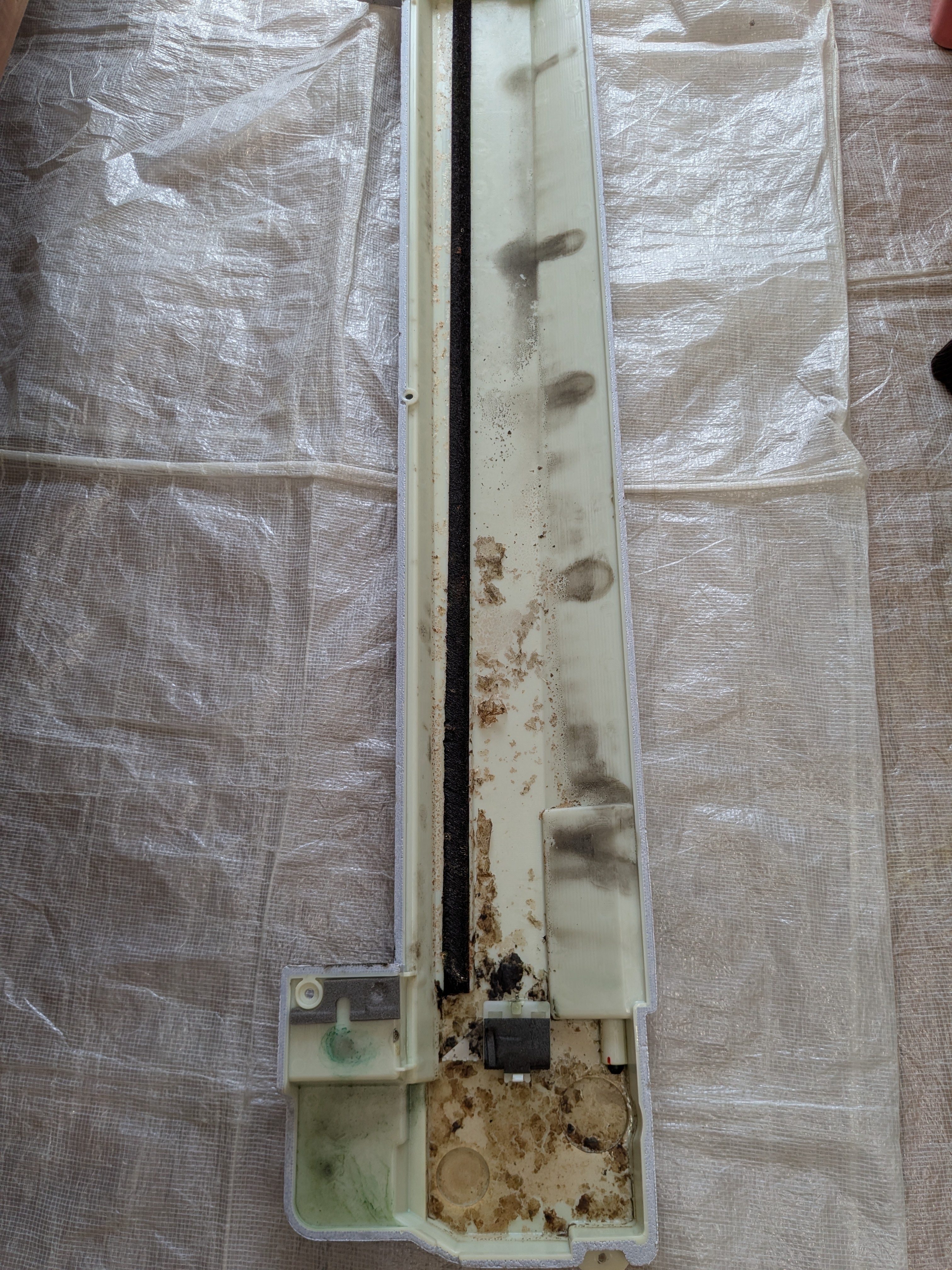 東京都江東区豊洲の家庭用天井埋め込みエアコンの作業前1