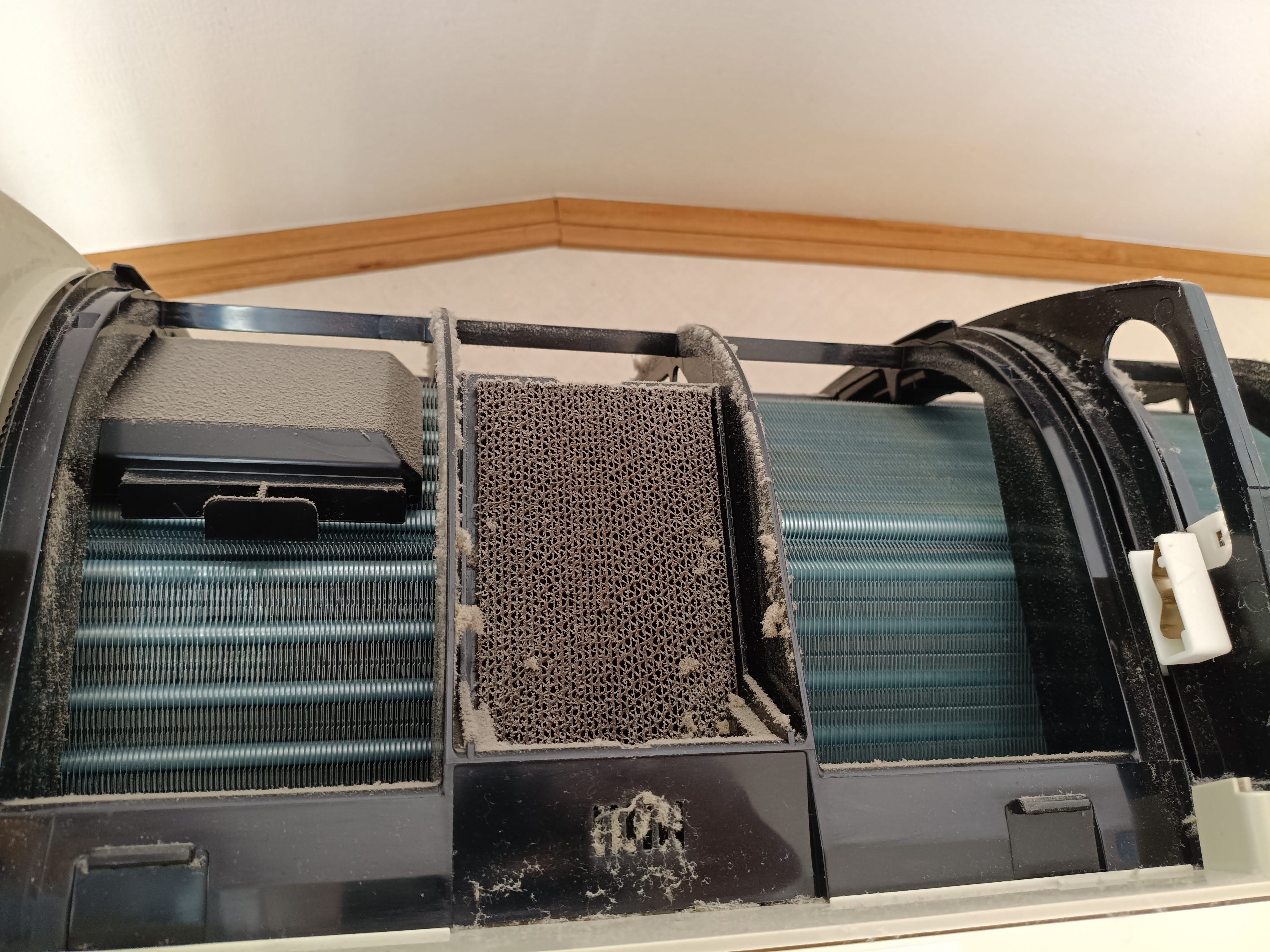 愛知県半田市のお掃除機能付きエアコンの作業前2