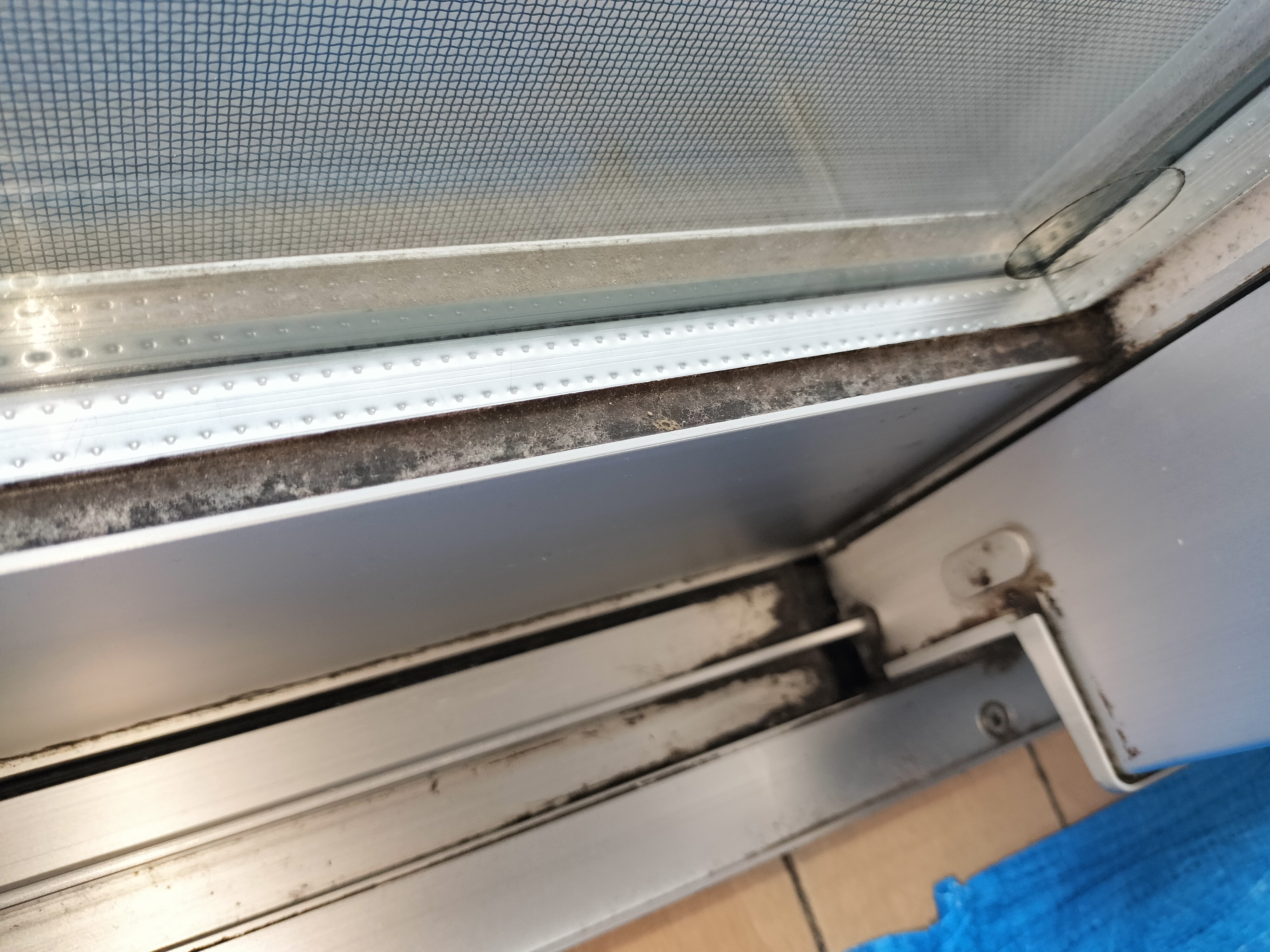 茨城県つくば市の窓ガラス・サッシクリーニングの作業前2