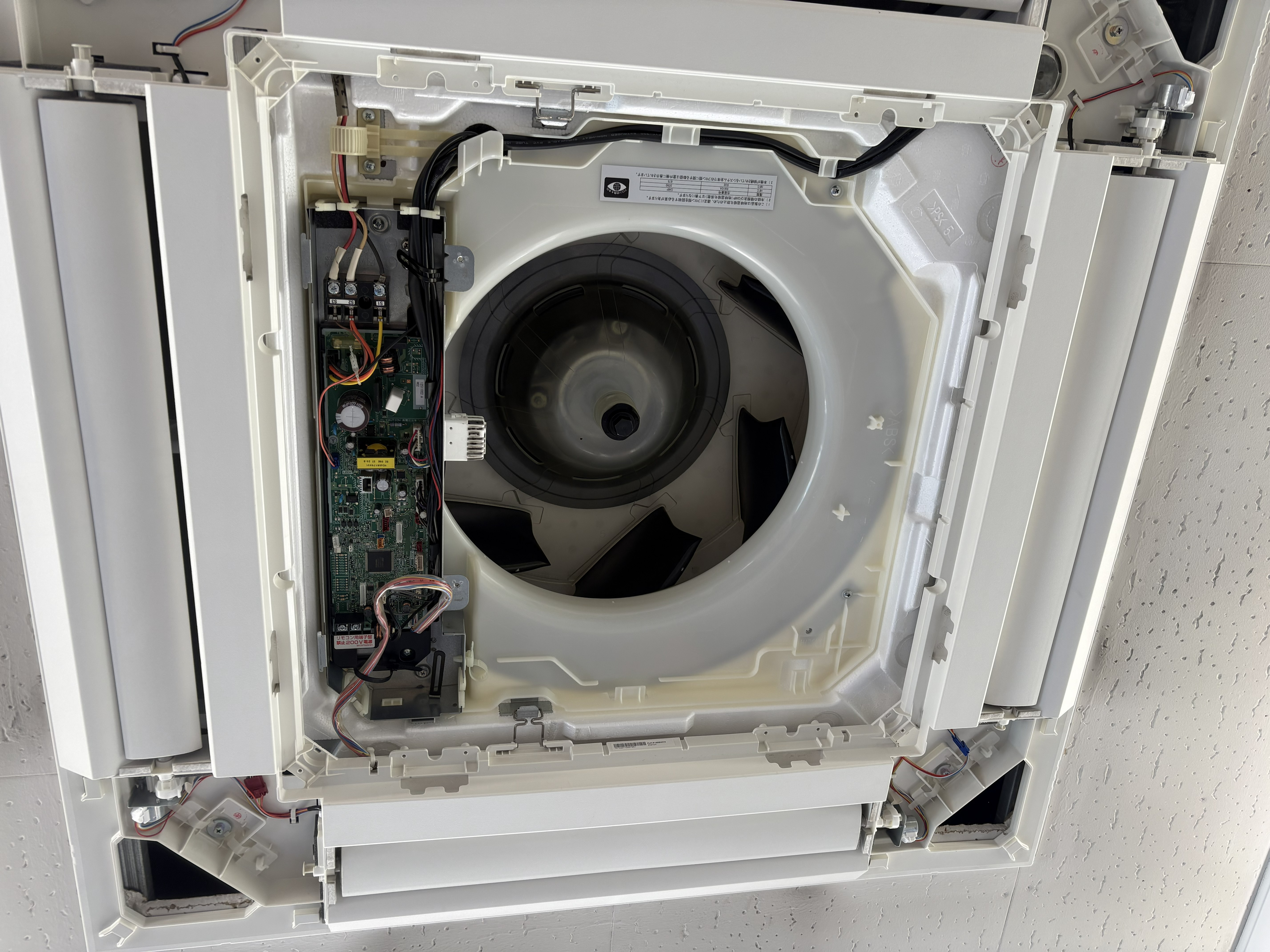 茨城県取手市戸頭の業務用天井埋め込みエアコンの作業前1