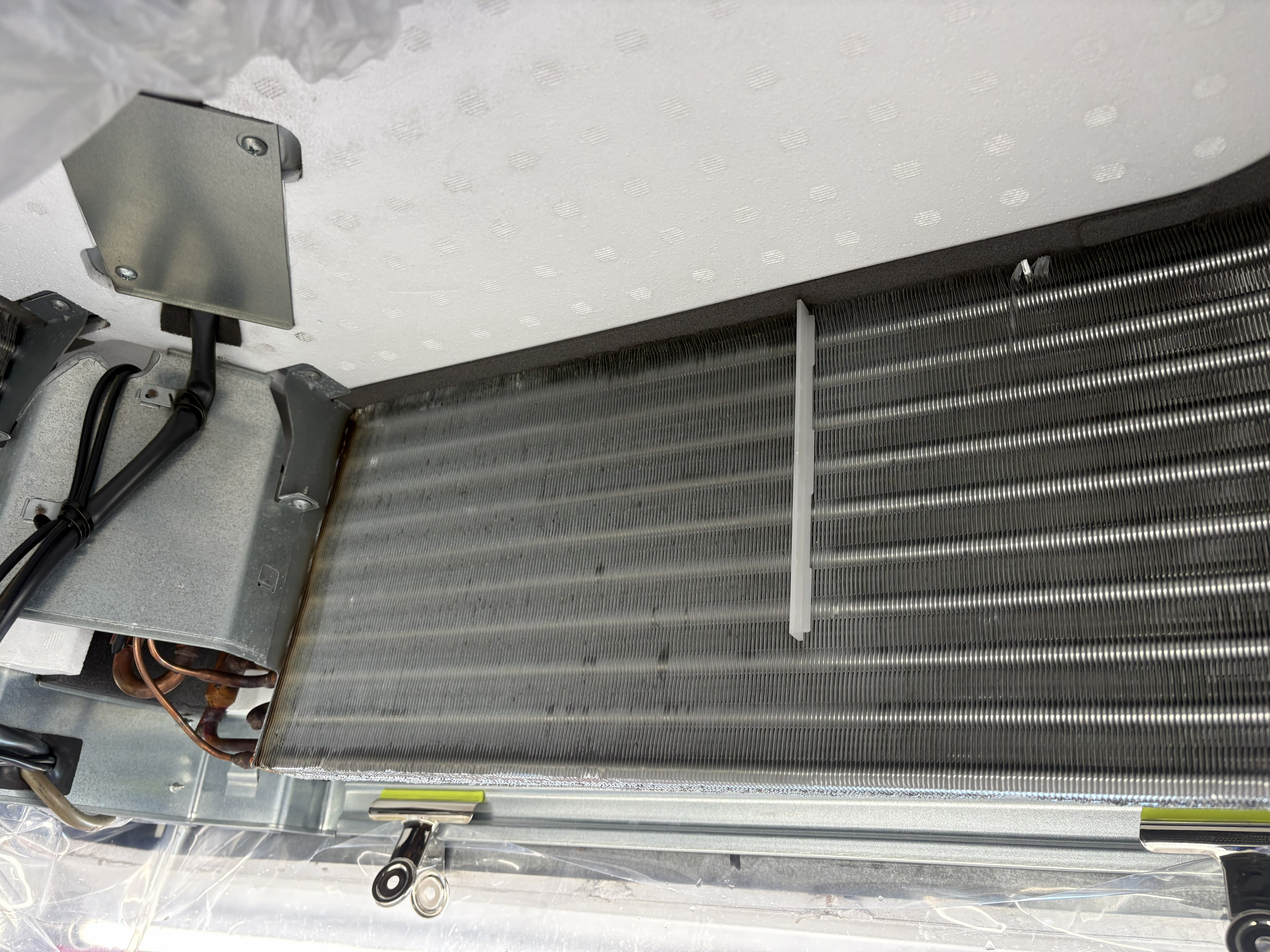 茨城県取手市戸頭の業務用天井埋め込みエアコンの作業前2