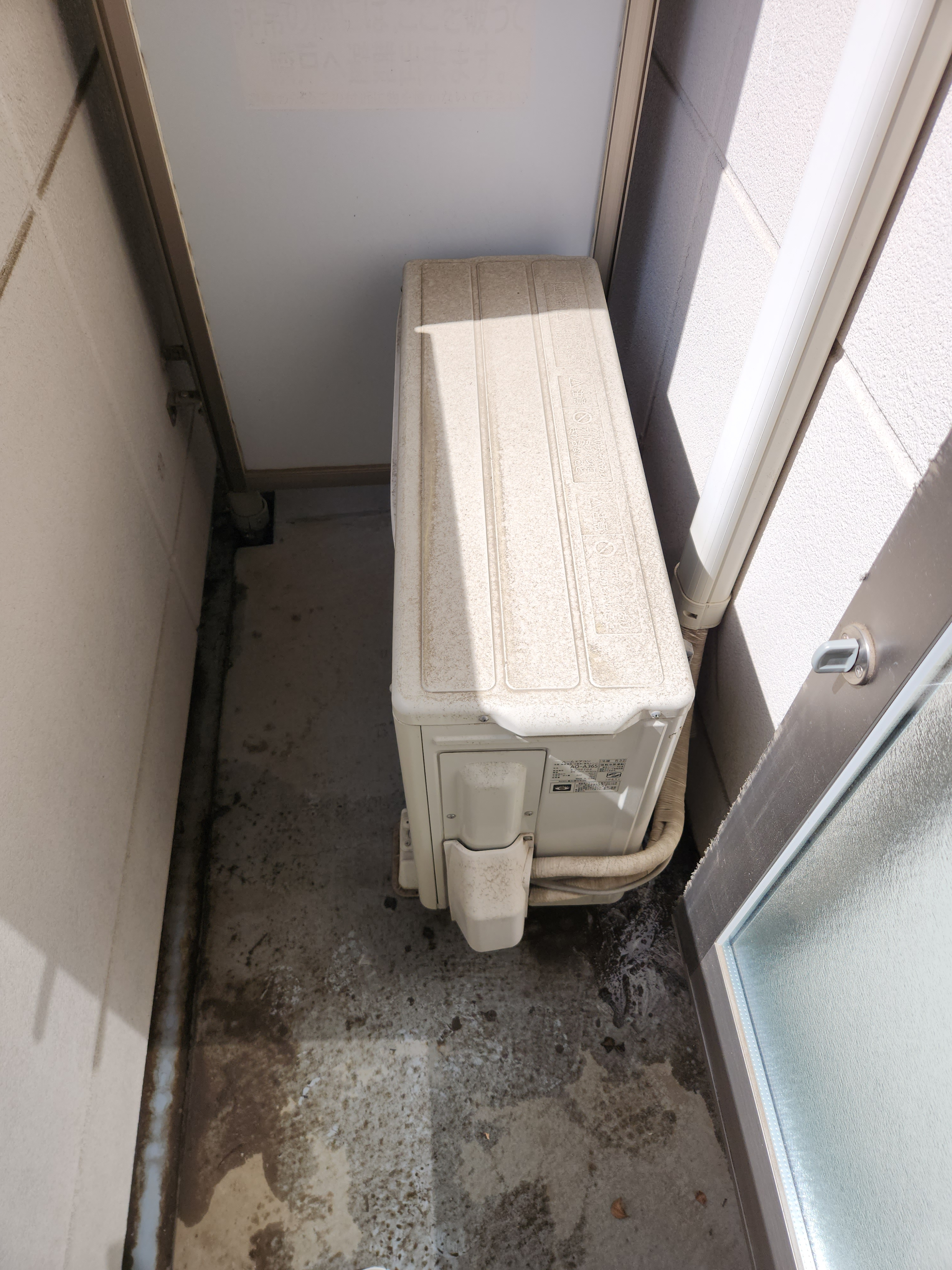 埼玉県東松山市のベランダ・バルコニークリーニングの作業前1