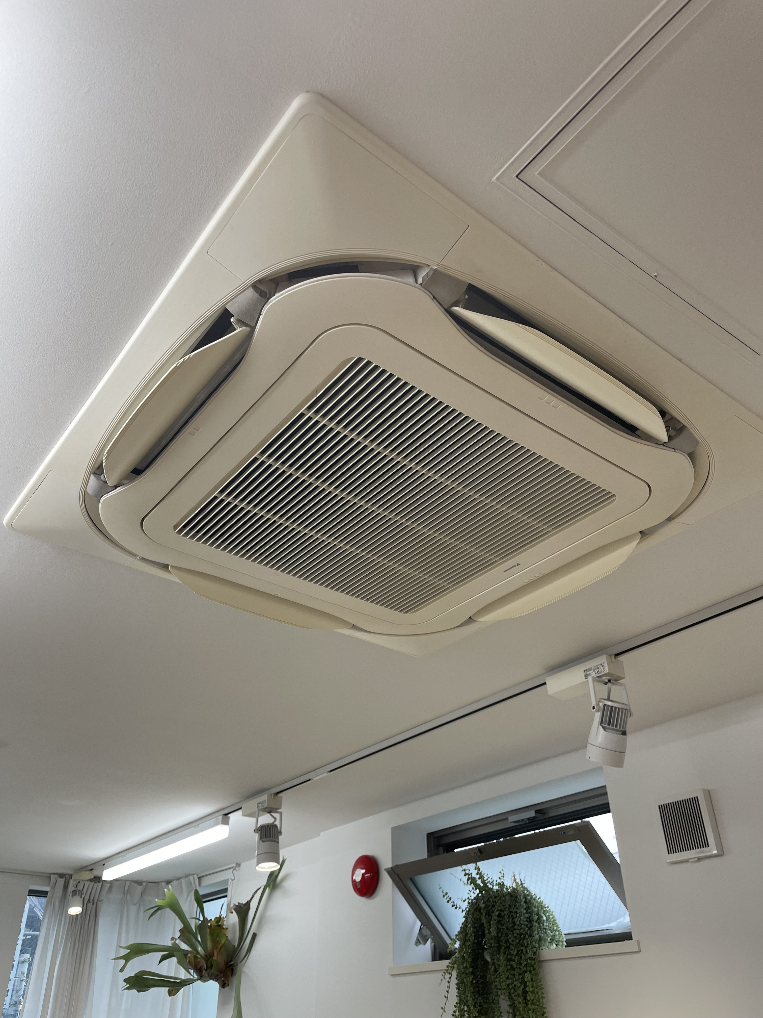 東京都世田谷区北沢の業務用天井埋め込みエアコンの作業後1