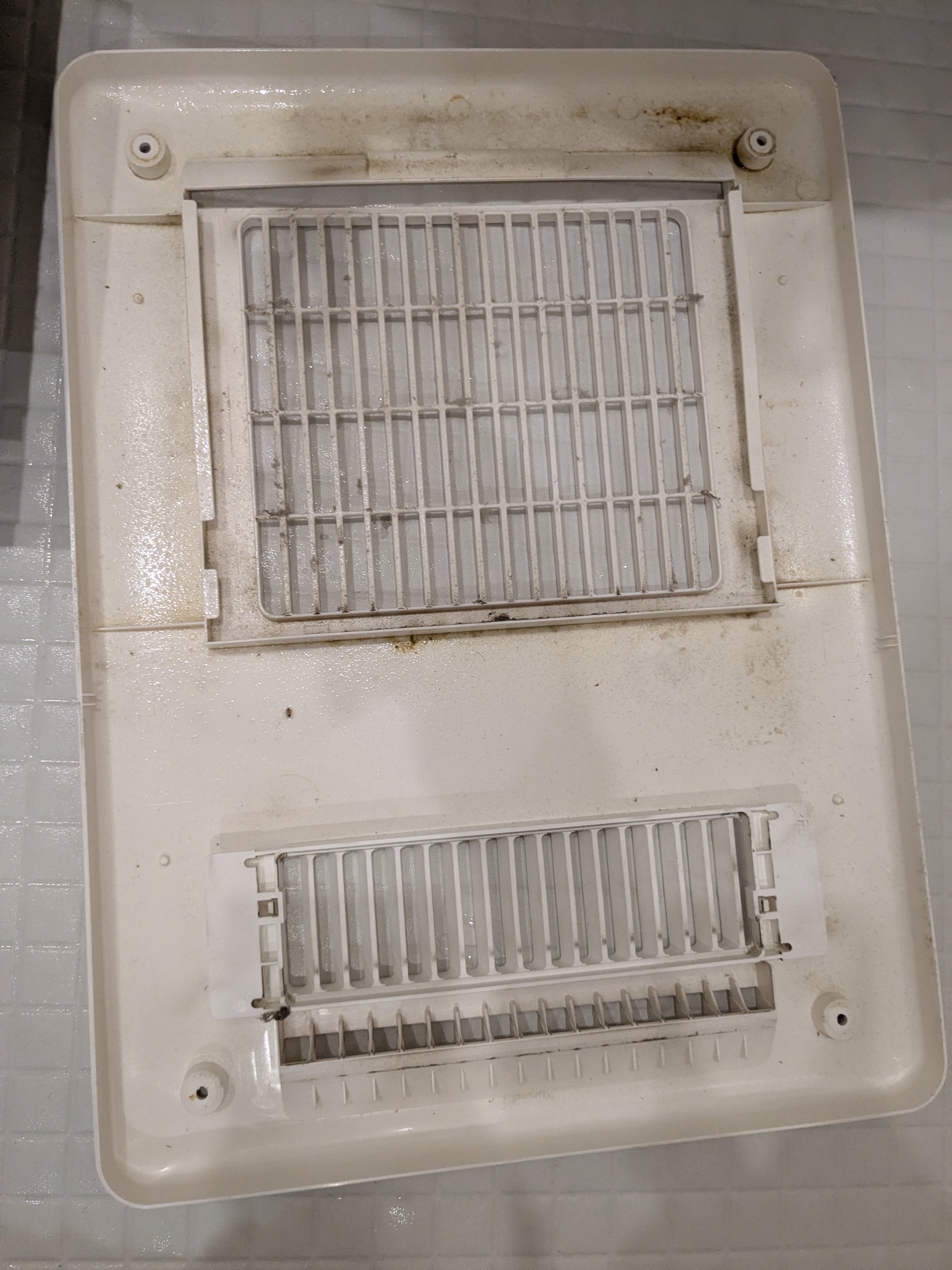 東京都世田谷区の浴室乾燥機クリーニングの作業前3