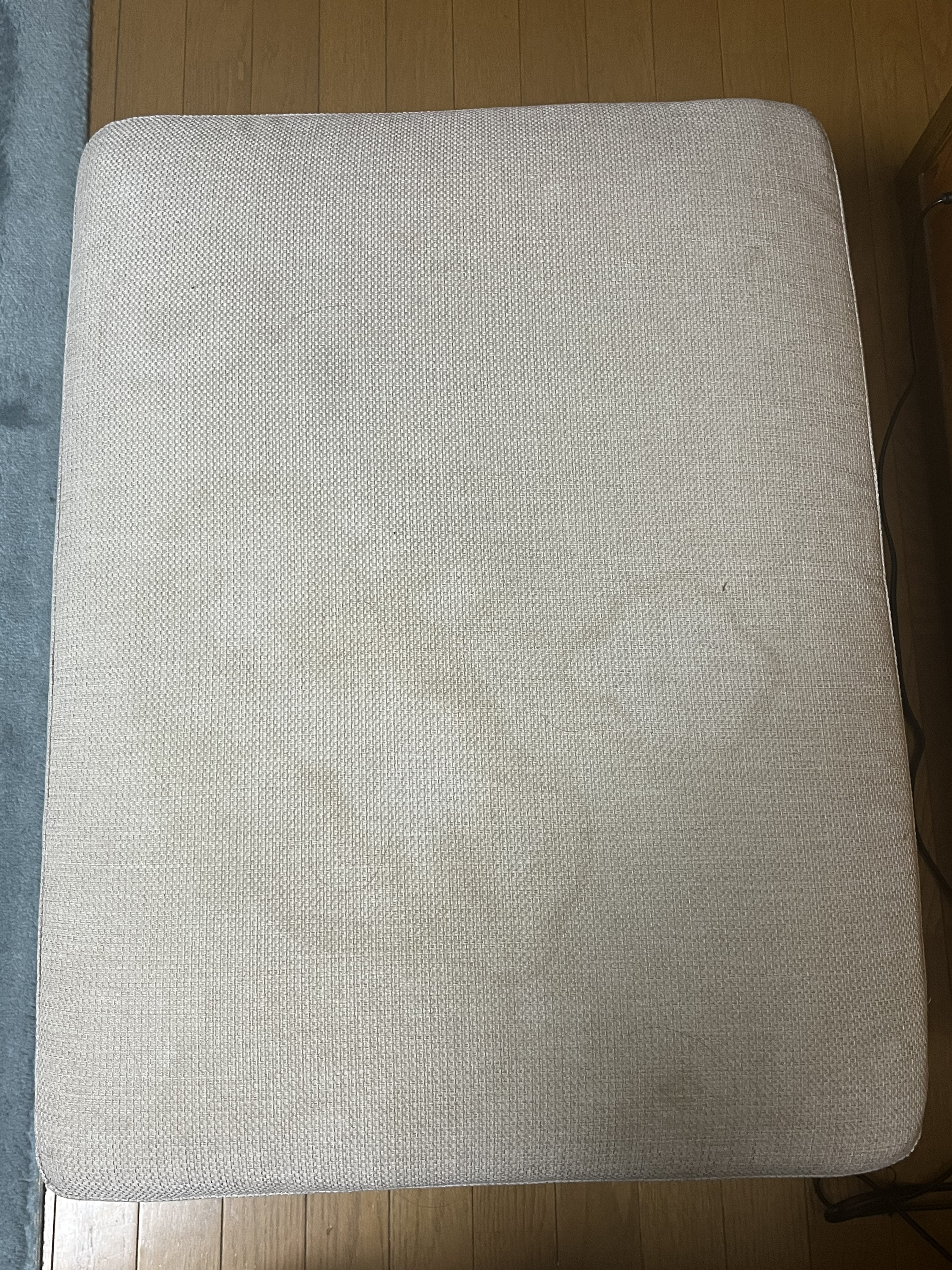 青森県弘前市のソファクリーニングの作業前1