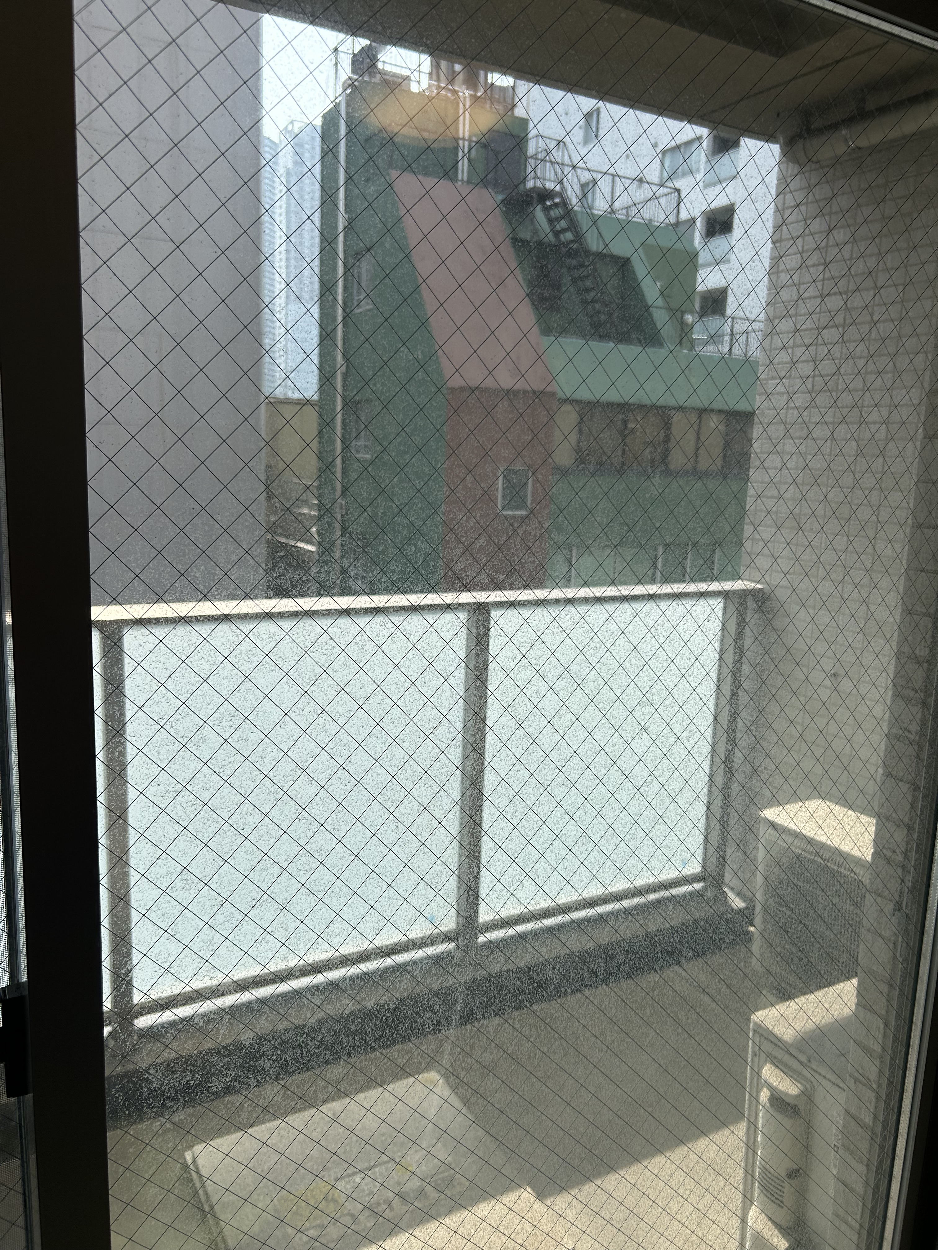 東京都中央区の窓ガラス・サッシクリーニングの作業前1