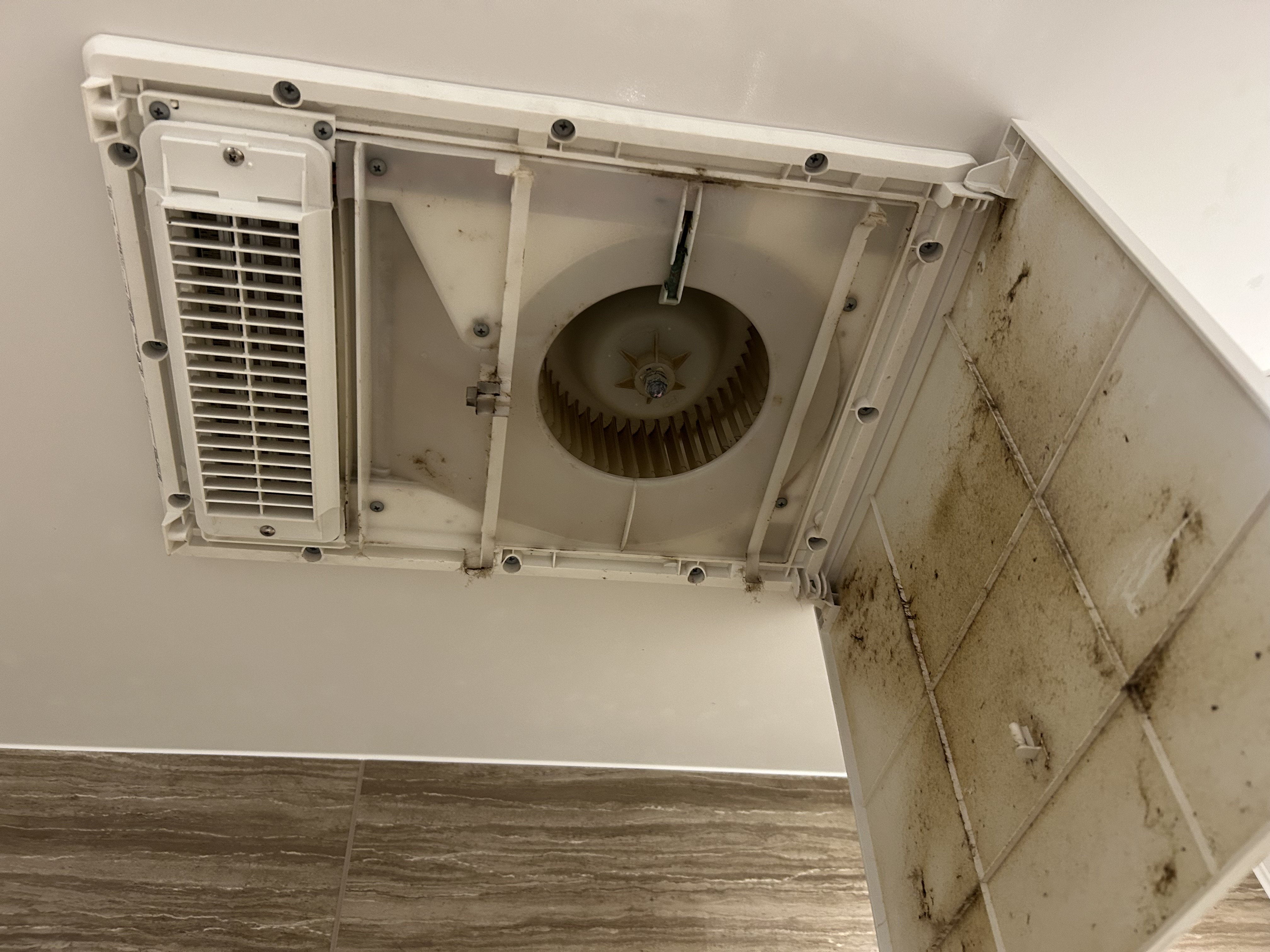 東京都江東区の浴室乾燥機クリーニングの作業前1