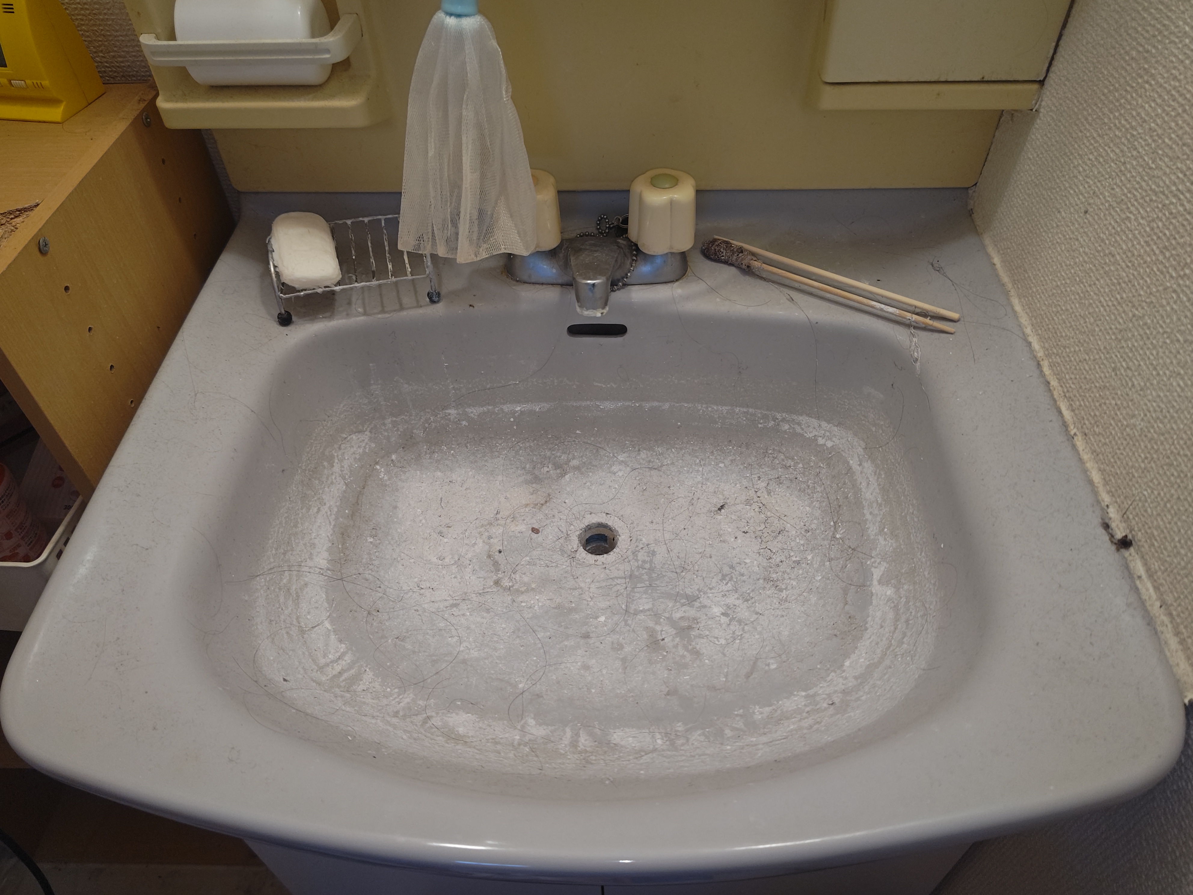 東京都新宿区大久保の洗面所クリーニングの作業前1