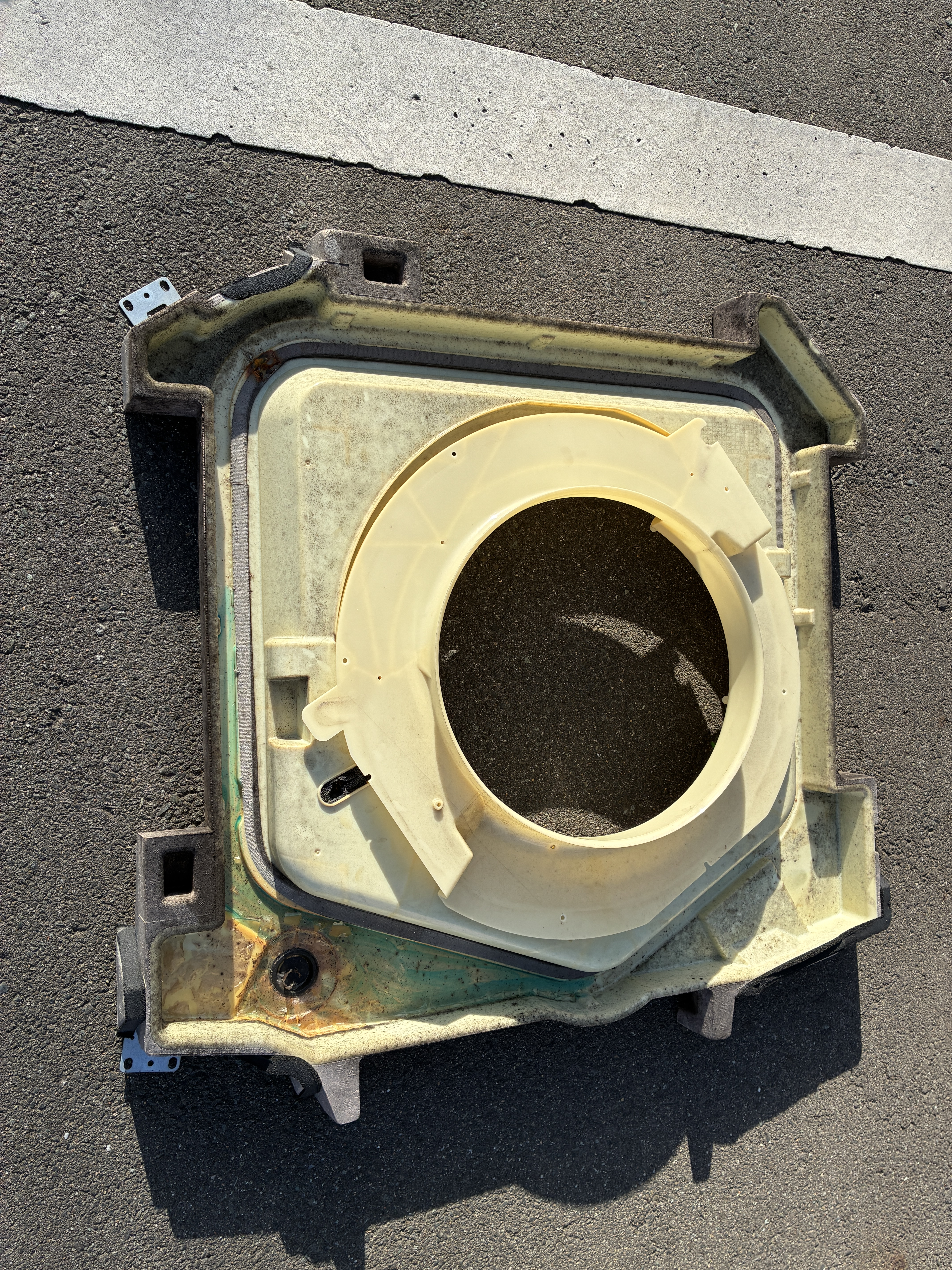 岩手県盛岡市の業務用天井埋め込みエアコンの作業前1