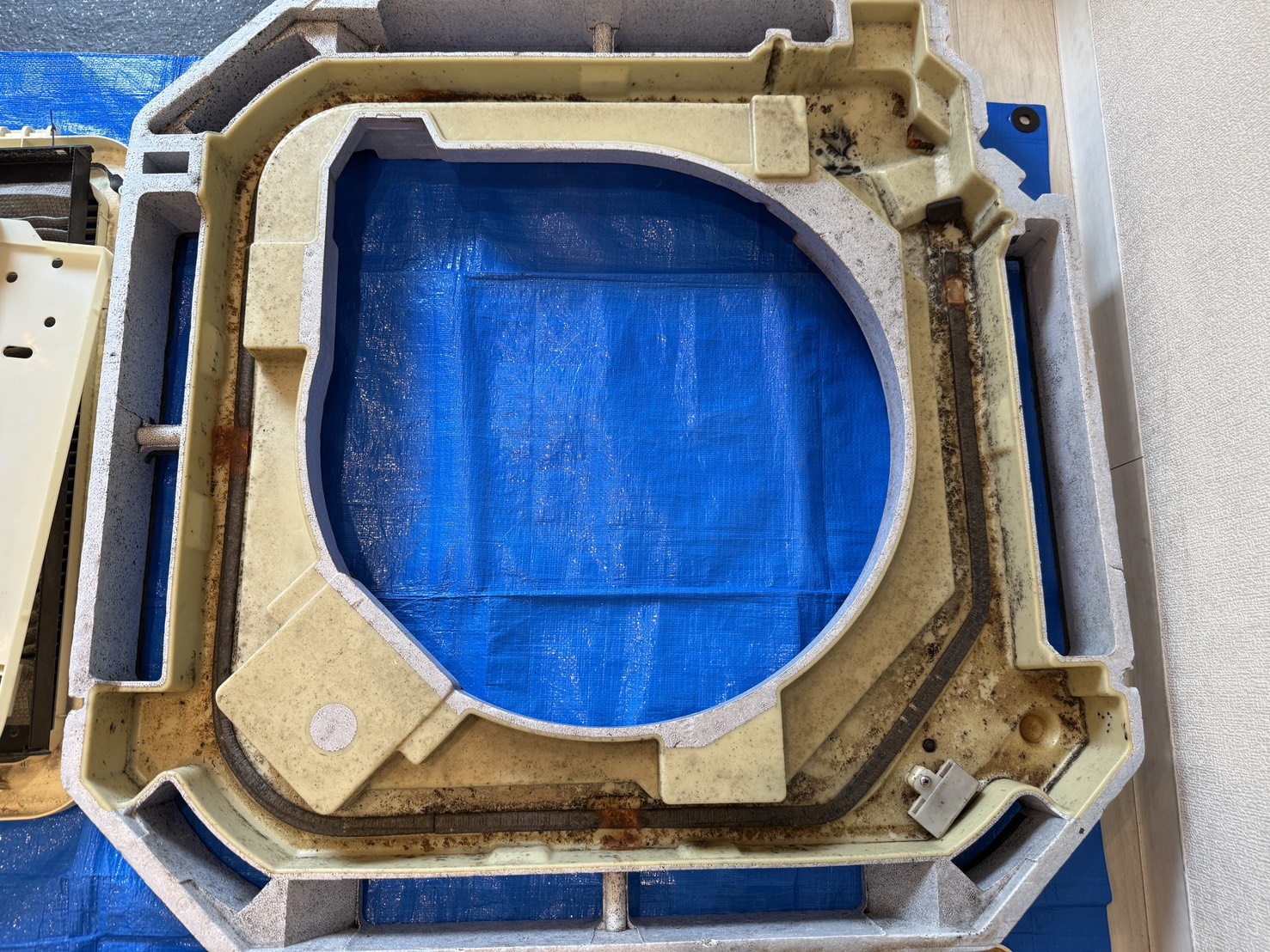 東京都品川区旗の台の業務用天井埋め込みエアコンの作業前2