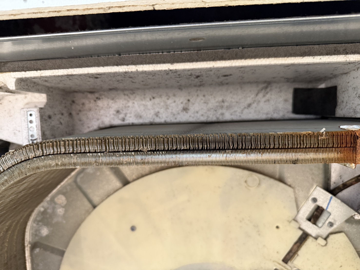 東京都品川区旗の台の業務用天井埋め込みエアコンの作業前3