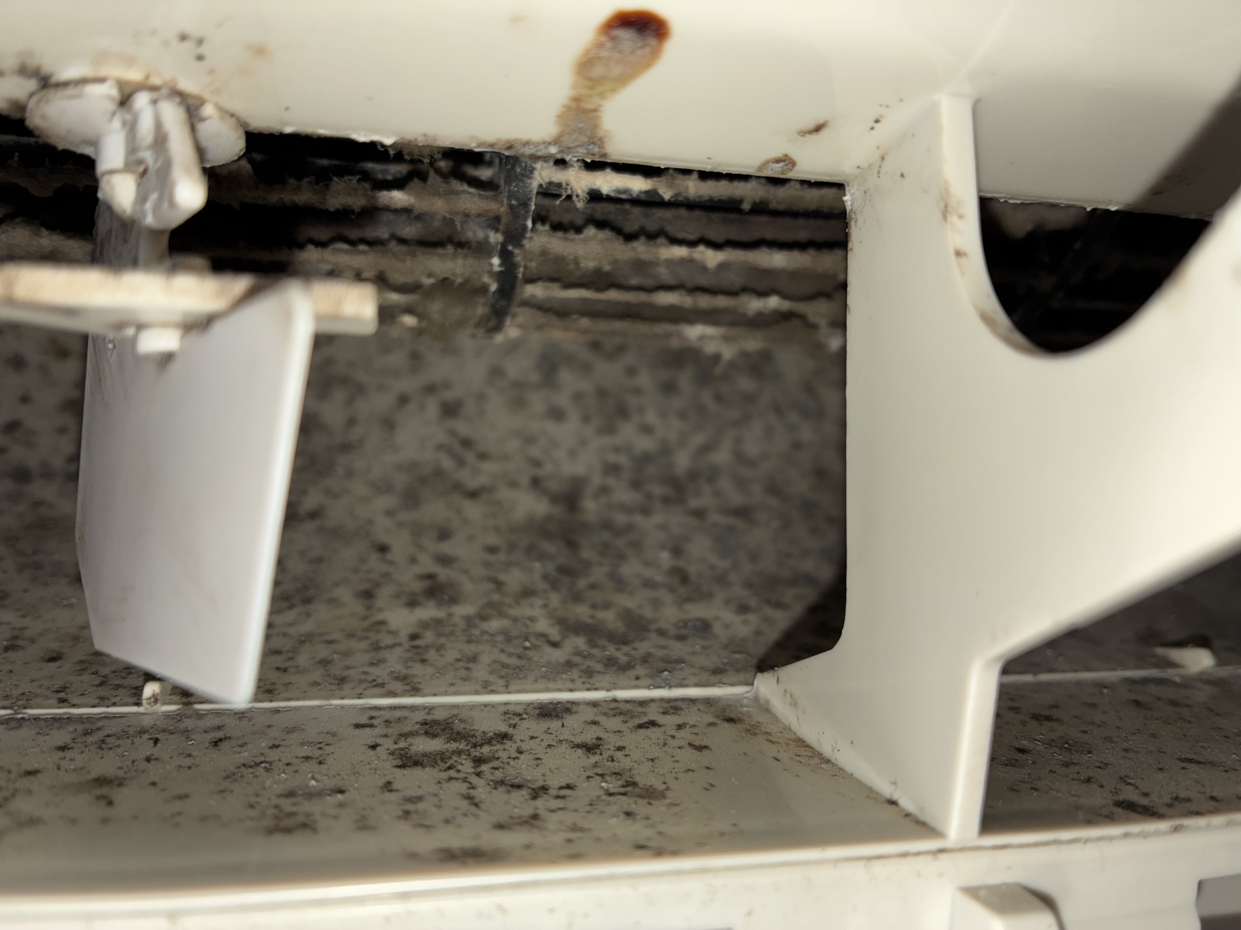 愛知県名古屋市千種区園山町のお掃除機能付きエアコンの作業前1