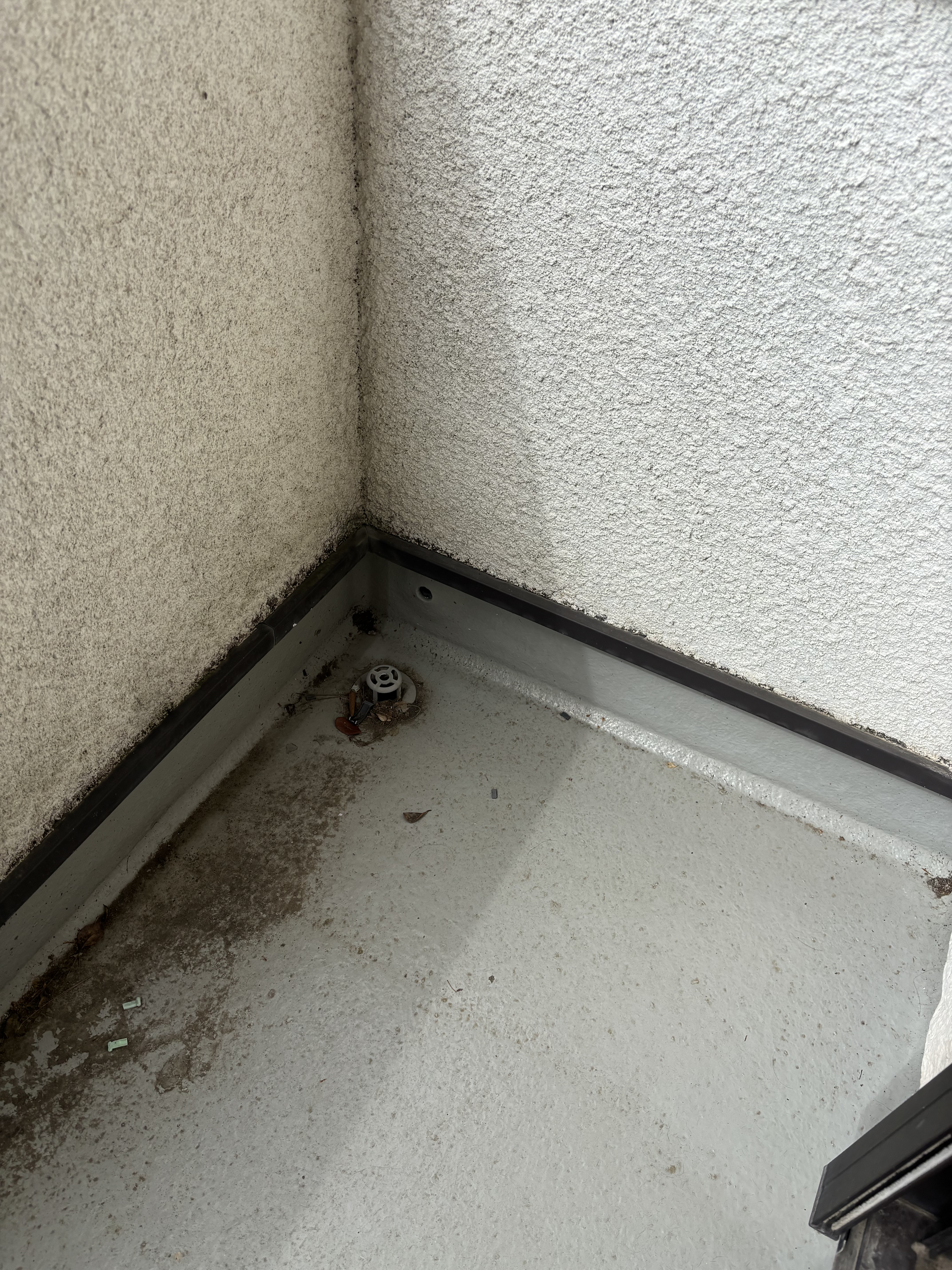 神奈川県藤沢市のベランダ・バルコニークリーニングの作業前2