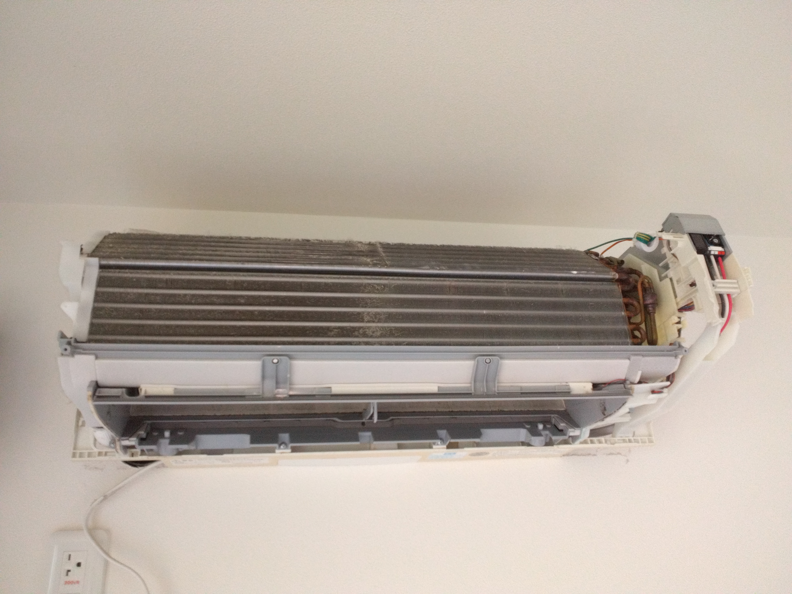 山梨県中巨摩郡昭和町のお掃除機能付きエアコンの作業前1