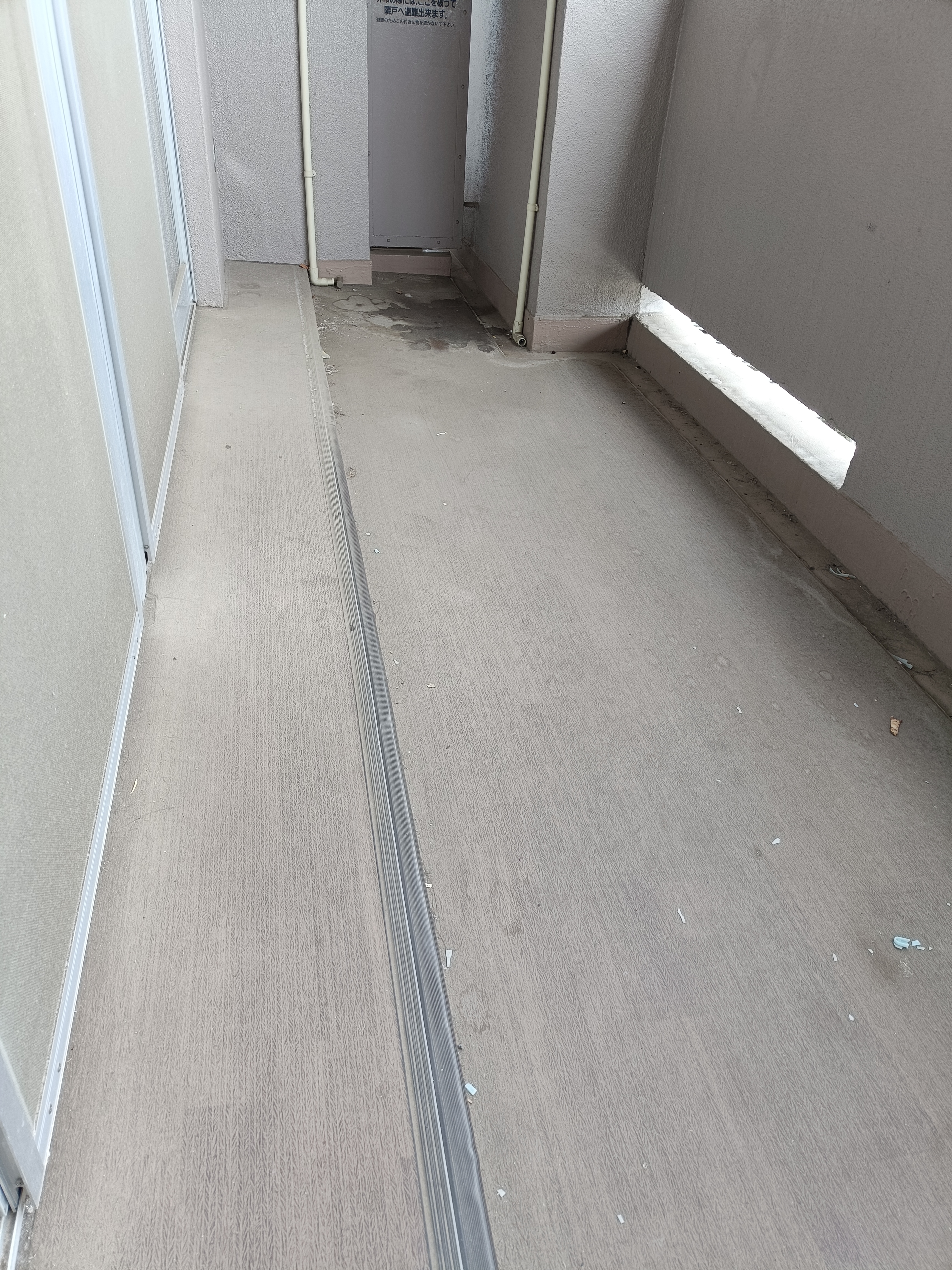 東京都江東区大島のベランダ・バルコニークリーニングの作業前1