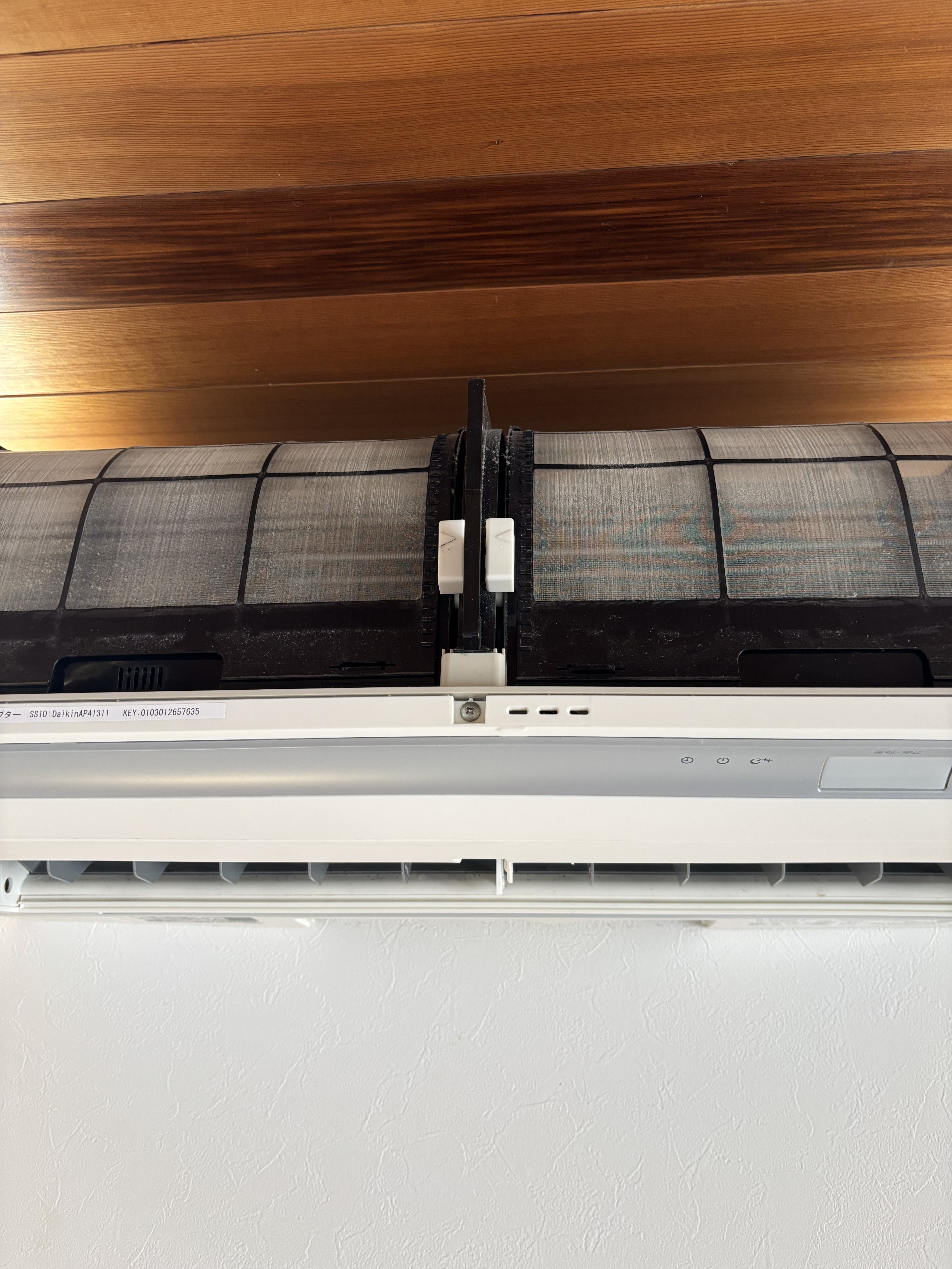 神奈川県藤沢市のお掃除機能付きエアコンの作業前1