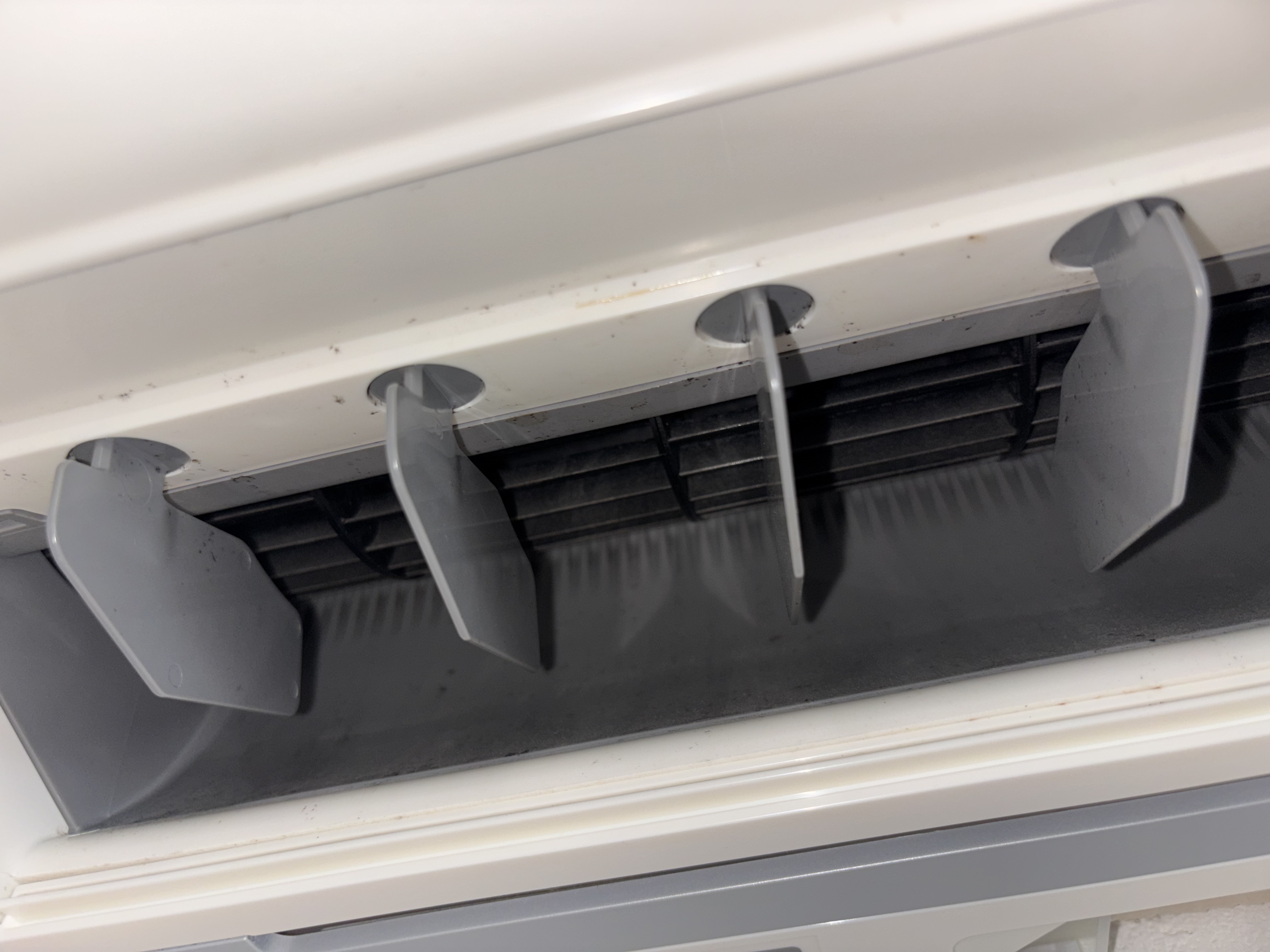 神奈川県藤沢市のお掃除機能付きエアコンの作業前2