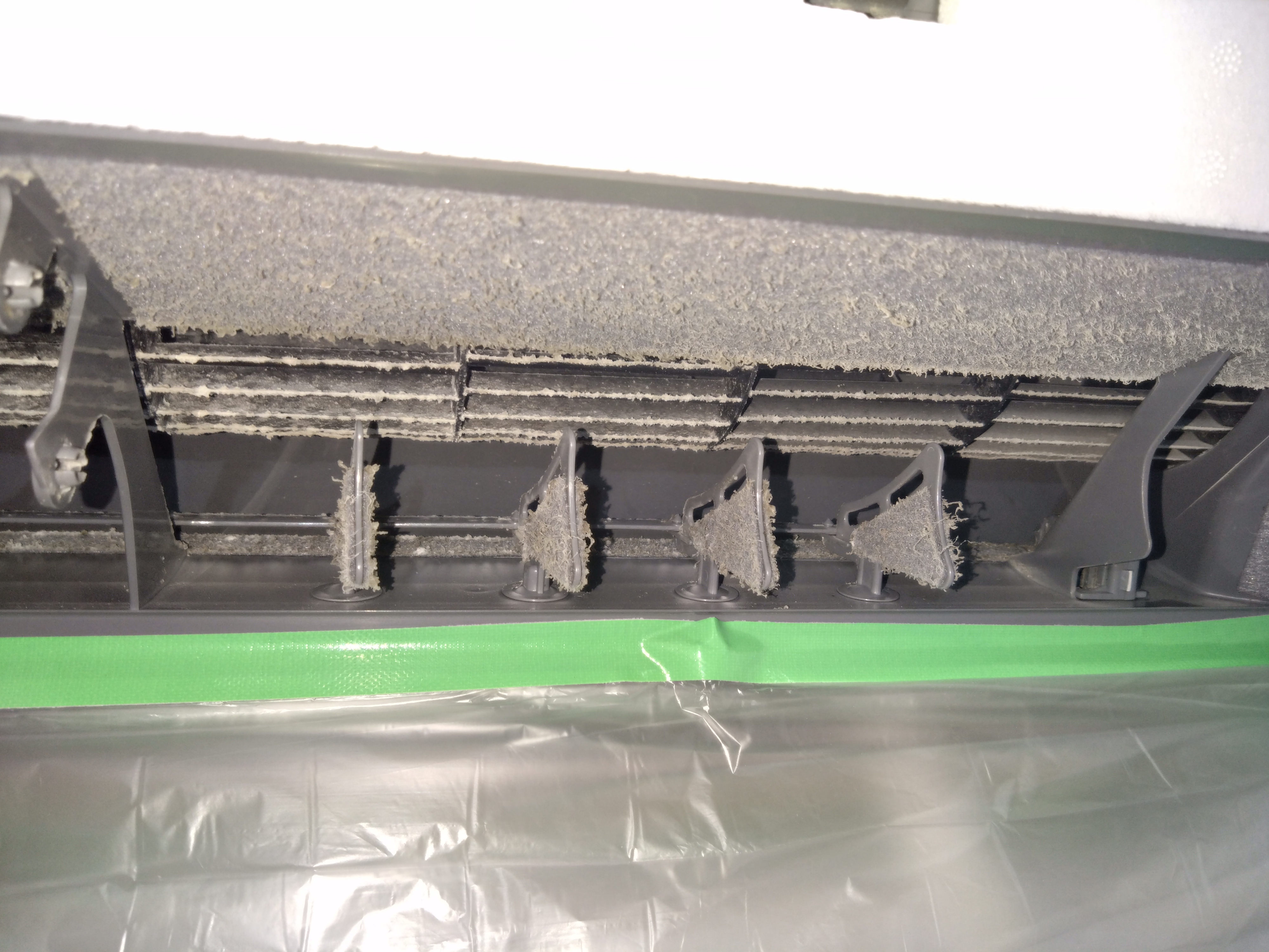 滋賀県草津市の業務用壁掛けエアコンの作業前1