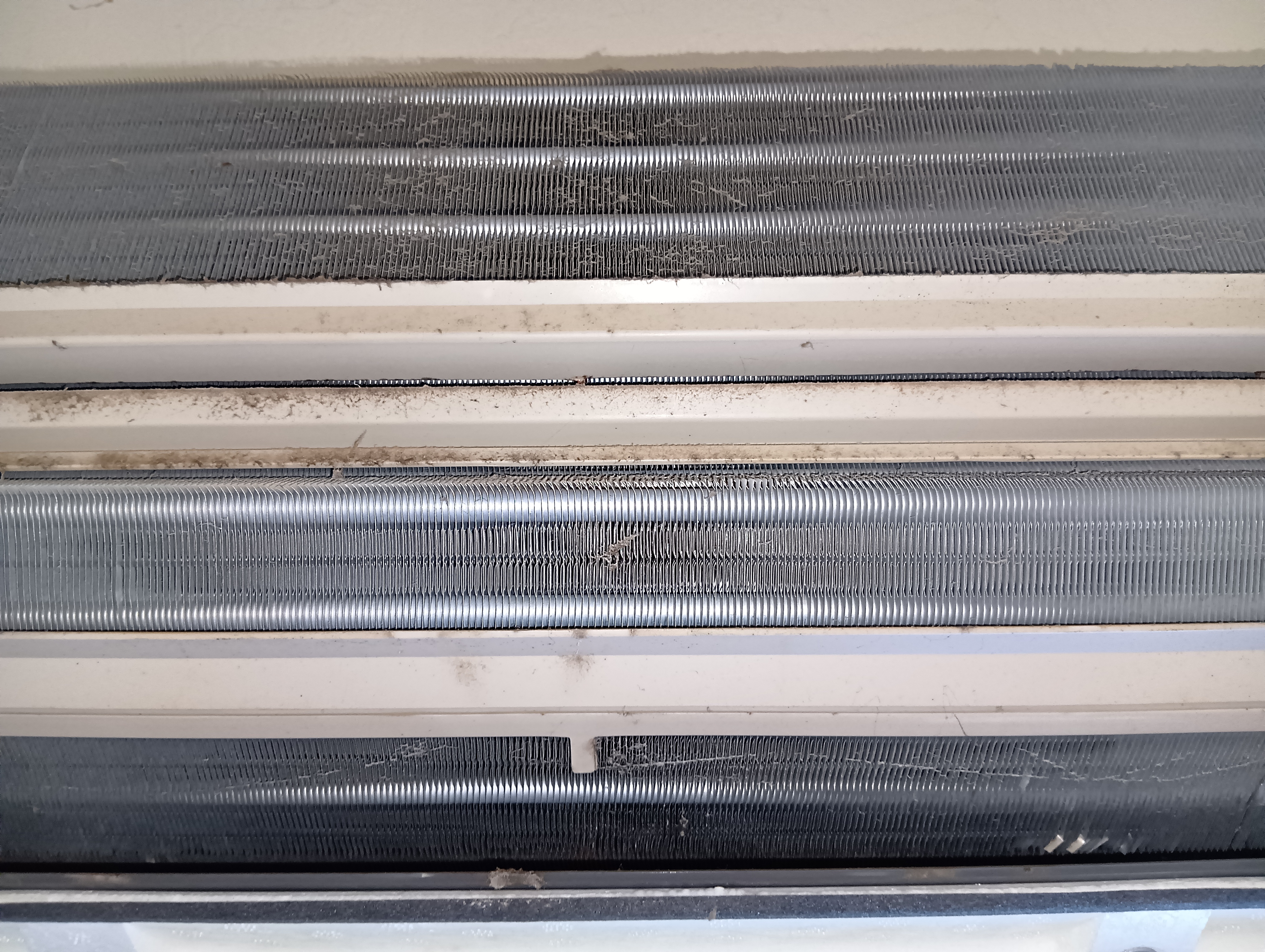 福島県いわき市のお掃除機能付きエアコンの作業前2