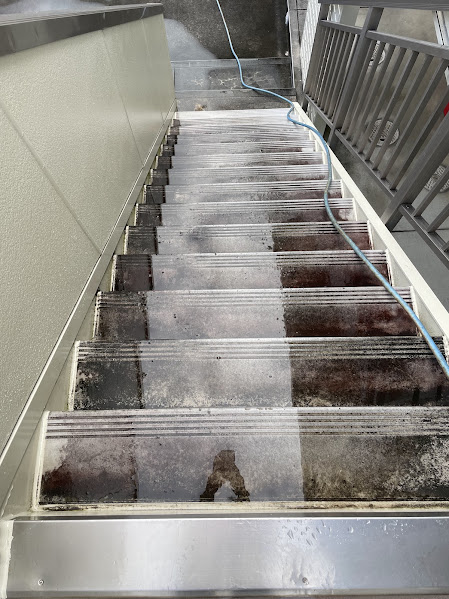 愛知県豊田市竜神町のビル・マンション共用部清掃の作業前2