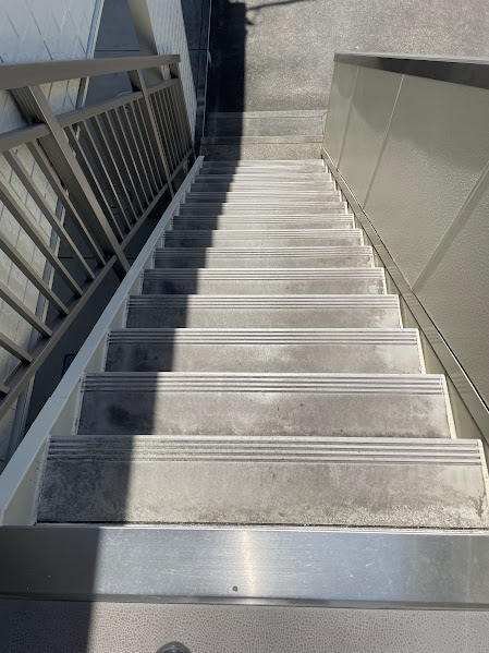 愛知県豊田市竜神町のビル・マンション共用部清掃の作業前3