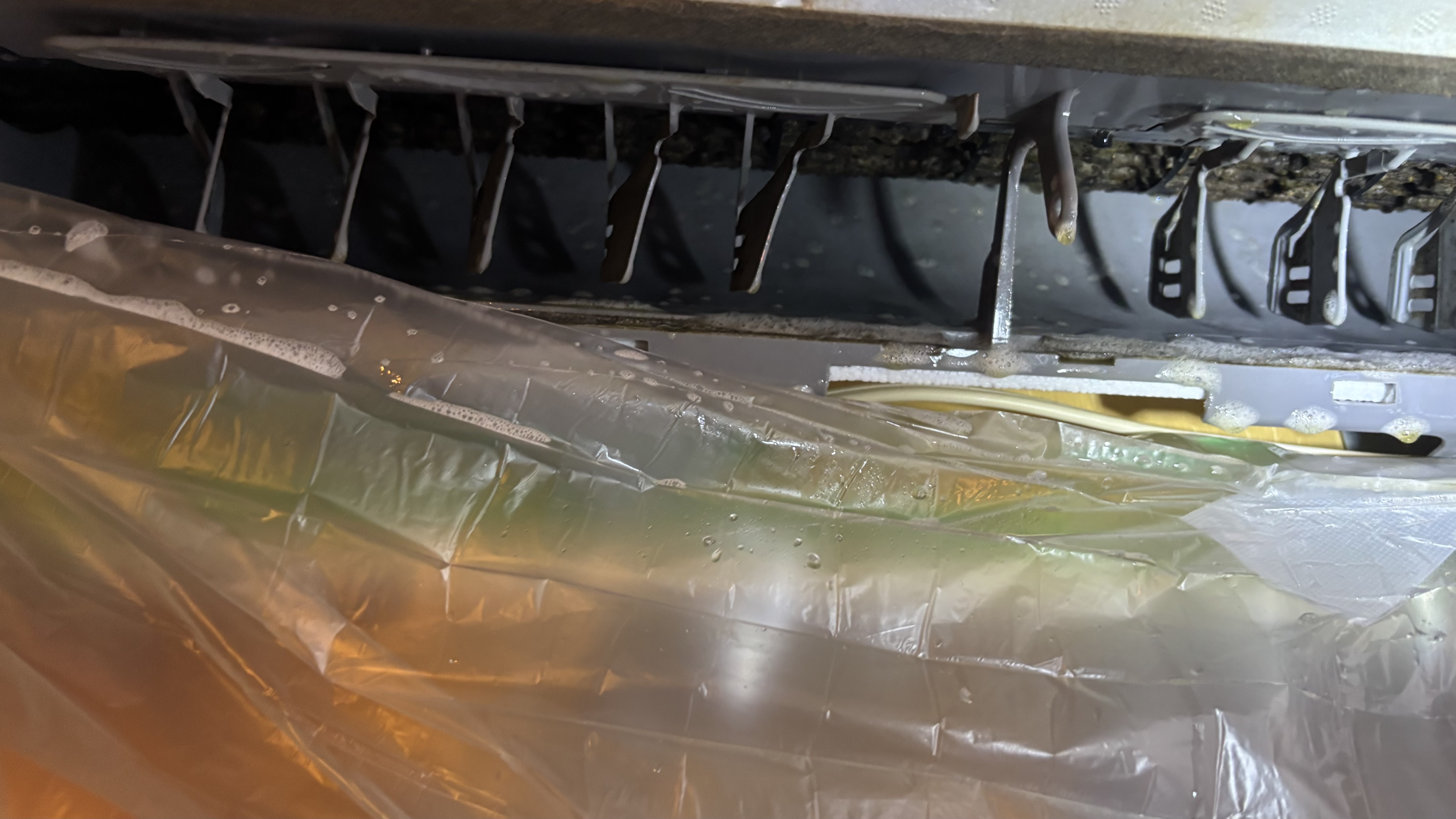 東京都新宿区歌舞伎町の壁掛けエアコンの作業前1